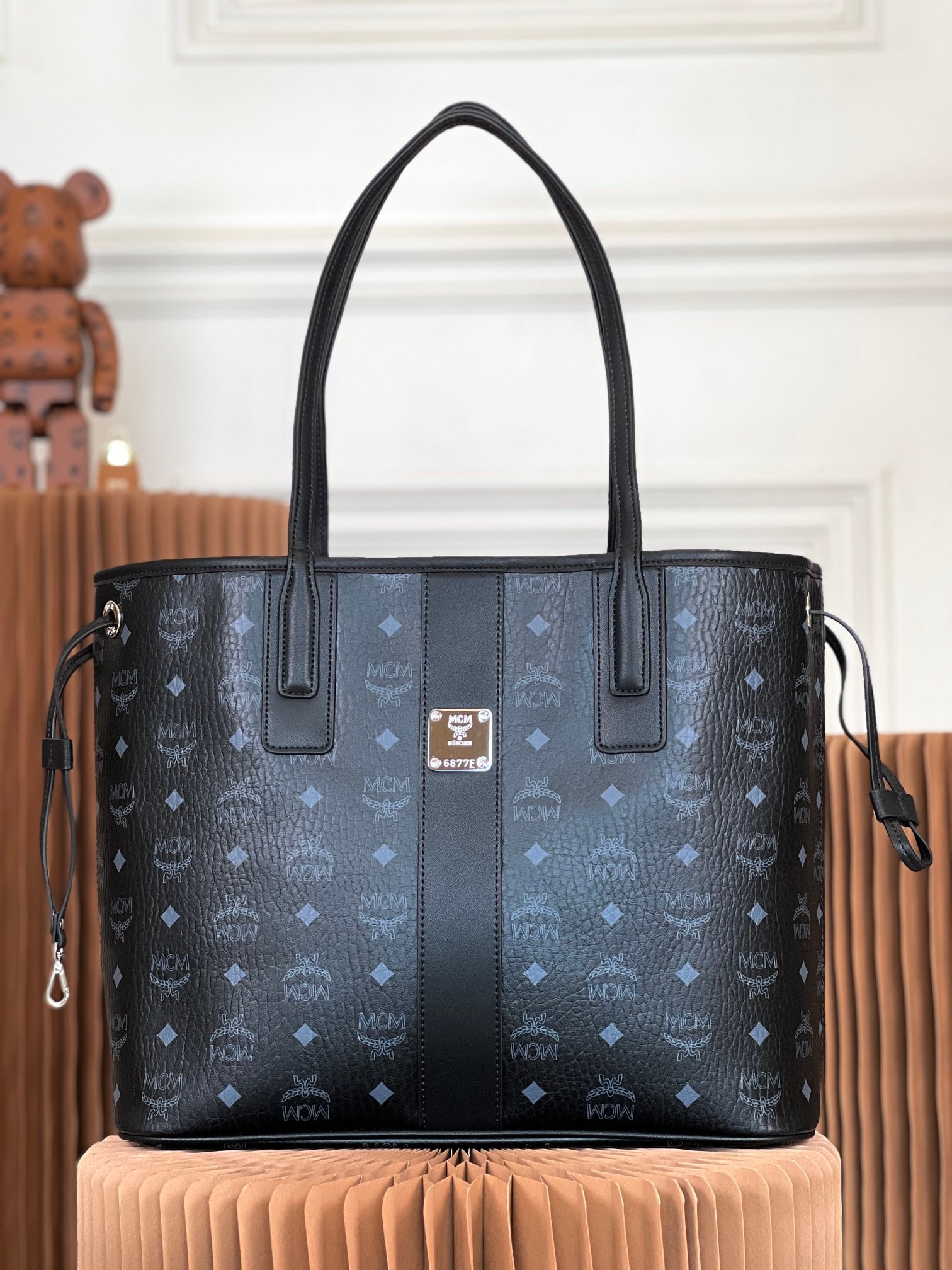 MCM bags: [Real Shot] Two classic looks are combined into one everyday item. This medium-sized Liz tote bag is made of Visetos and Nappa calfskin leather and is reversible, with the interior revealing the class