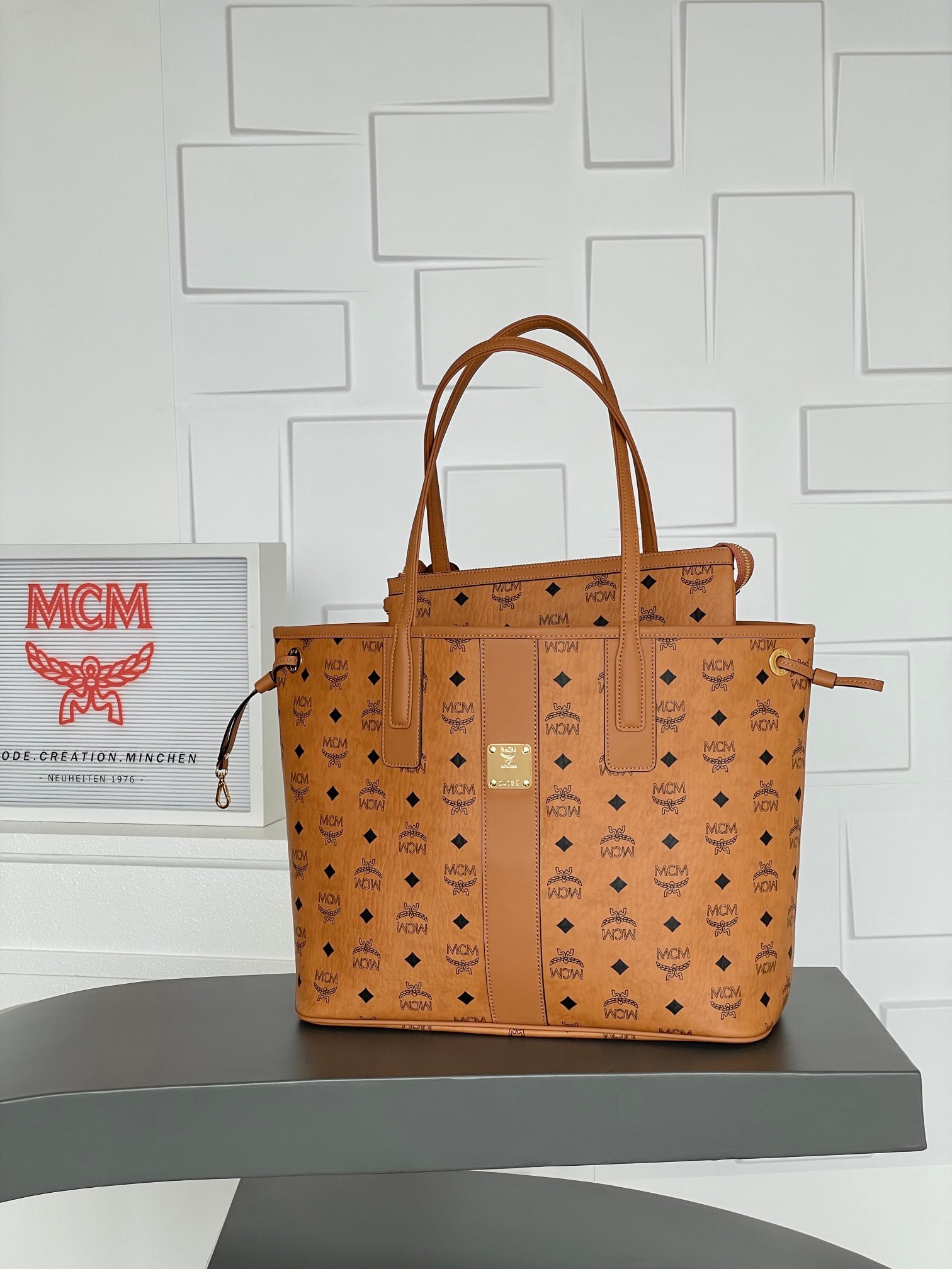 MCM LIZ VISETOS Medium Reversible Shopping Bag Mother Bag: The MCM LIZ VISETOS Medium Reversible Shopping Bag, in classic cognac color, combines two classic looks into one everyday item. Crafted from Visetos and Nappa leather, this medium-sized Liz shopping b