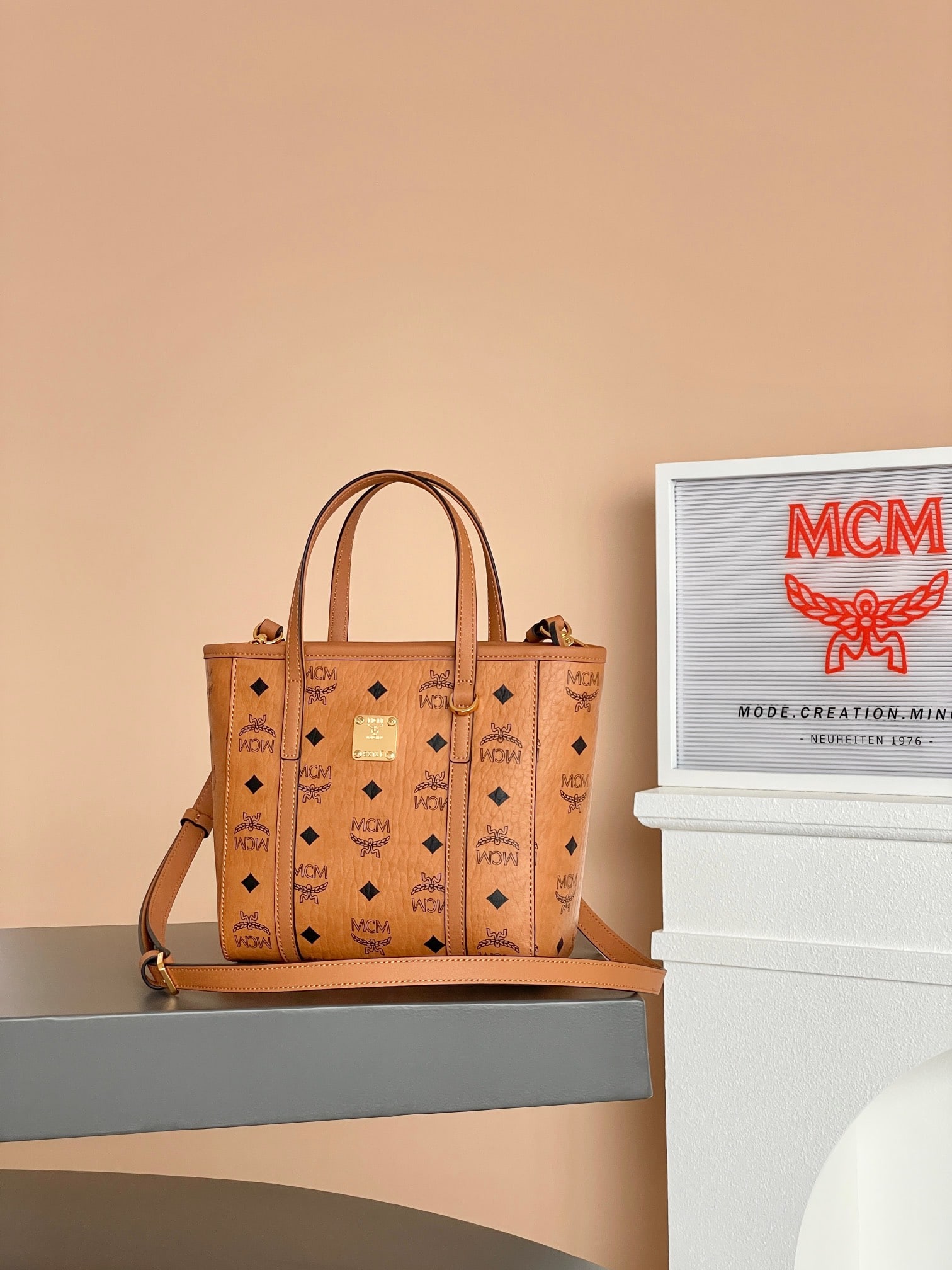 MCM AREN VISETOS MINI Cognac-Colored Basket: MCM AREN VISETOS MINI Cognac-Colored Basket Bag. A classic cognac-colored bag that can be worn on the shoulder or crossbody. A super classic basket bag! Perfect for everyday wear, functional, and grea