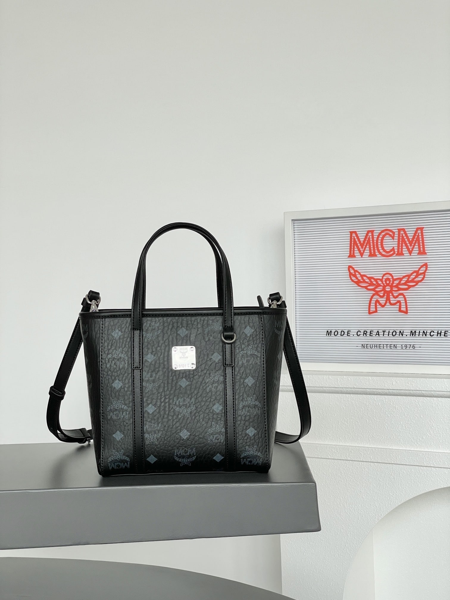MCM AREN VISETOS MINI Black Shopping Basket: MCM AREN VISETOS MINI Black Basket Bag. Classic black, can be worn on the shoulder or crossbody. A super classic basket bag! Stylish, suitable for everyday wear, functional, and excellent value! A ver