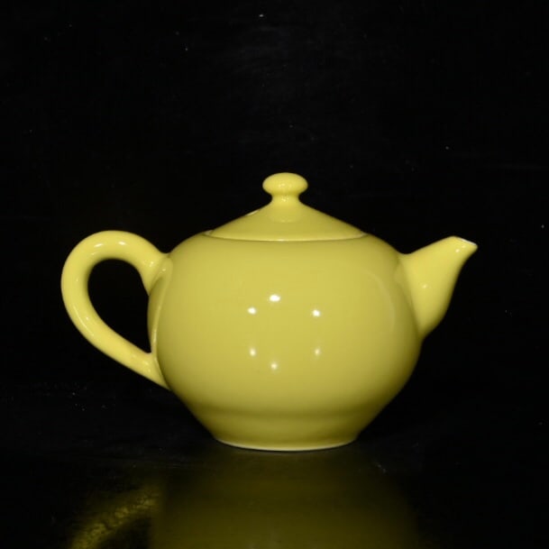 Qing Dynasty Yongzheng Lemon Yellow Pot: A lemon-yellow teapot from the Yongzheng period of the Qing Dynasty, 8.5 cm high x 14 cm wide. Provenance:From an old private collection in Hessen, Germany. An Austrian collector, acquired from the ab