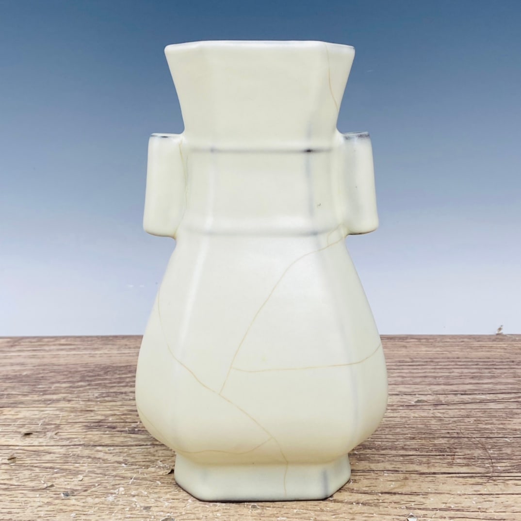 Official porcelain vase with Palace Museum number (1 of 9)