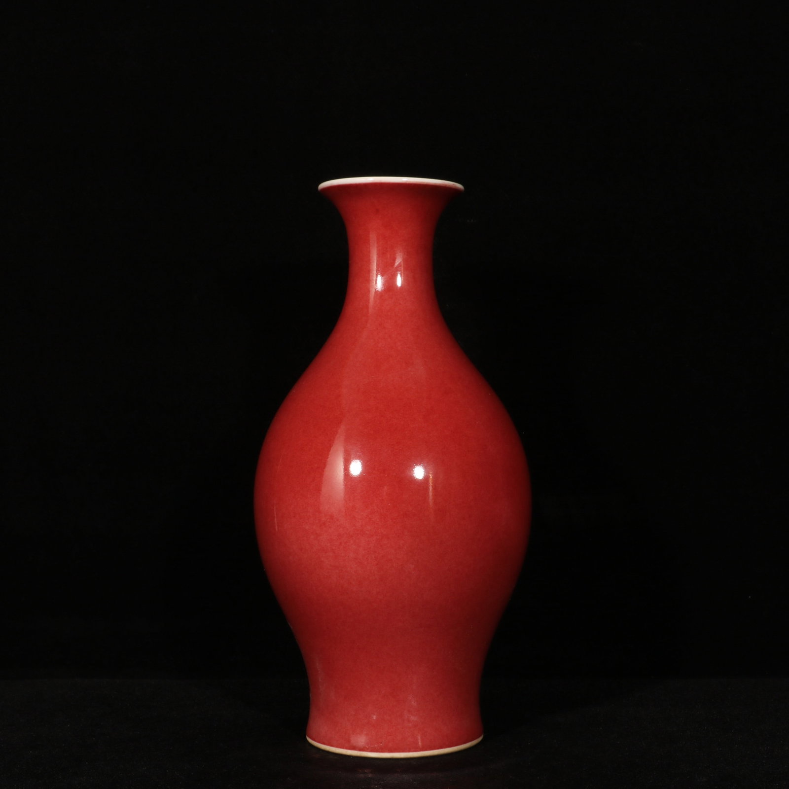 Kangxi period sacrificial red glaze olive-shaped bottle: A Qing Dynasty Kangxi period sacrificial red glazed olive-shaped vase, 22.5 cm high and 11 cm in diameter. Provenance:From an old private collection in Budapest, Hungary. We warmly invite collectors, 