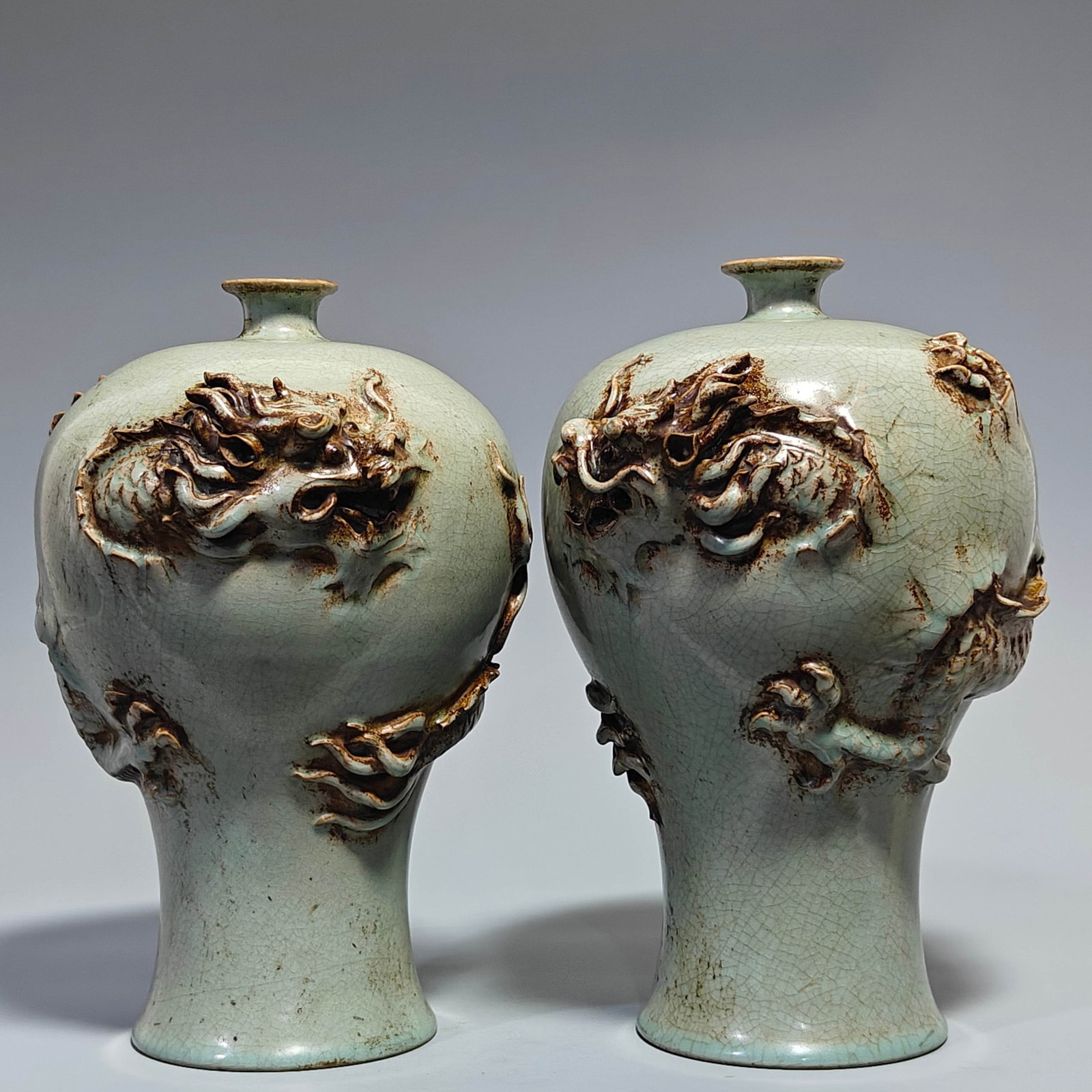 Porcelain! Song Dynasty Official Kiln Ru Ware Dragon Pattern Plum Vase Ornament: Porcelain! Song Dynasty Official Kiln Ru Ware Dragon-Patterned Plum Vase Ornament: This piece is well-proportioned, handcrafted, and exquisitely crafted. The figures are vividly and realistically depi