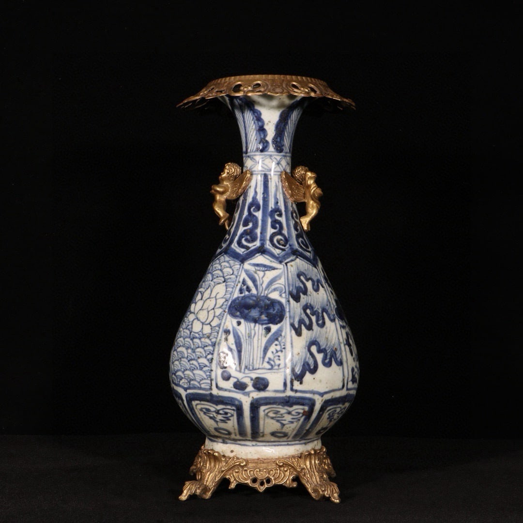 Porcelain and bronze gilt blue and white floral pattern Yuhuchun vase: A porcelain and gilt bronze blue and white floral-patterned Yuhuchun vase, measuring 29 cm in height and 12 cm in diameter. Provenance:From an old private collection in Budapest, Hungary. We warmly in