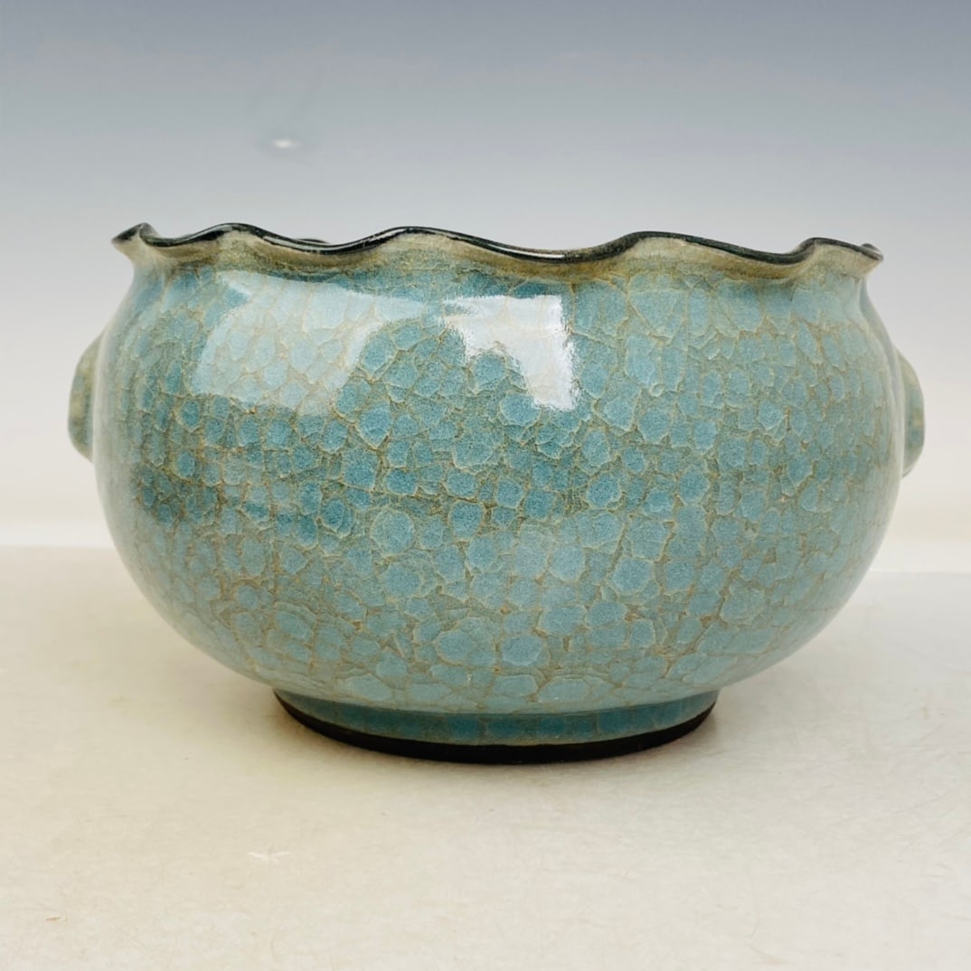 Official porcelain tiger-head flower-shaped censer with ice-crack pattern. (1 of 9)
