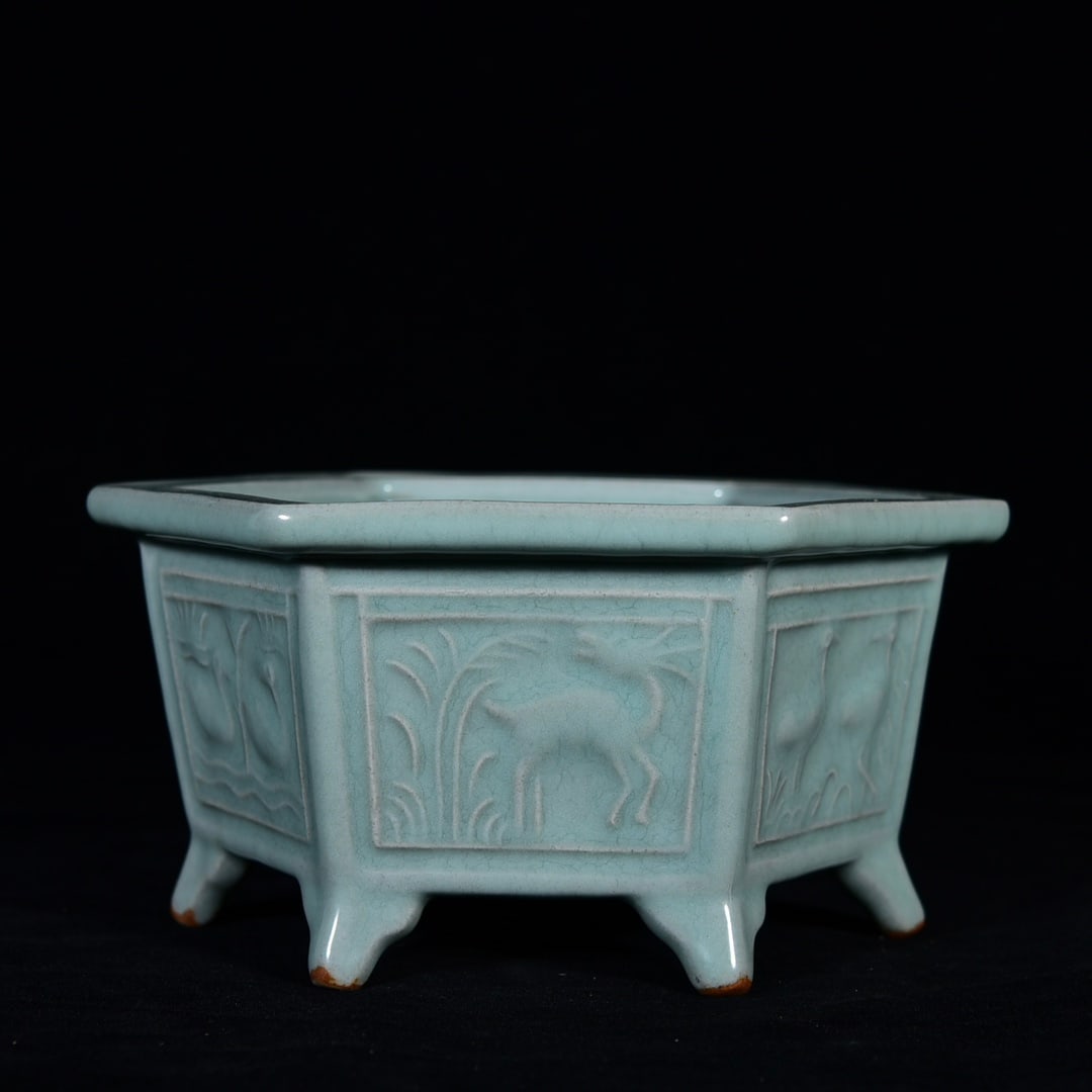 Longquan ware hexagonal brush washer: Longquan ware hexagonal brush washer, 8.5 cm high, 17 cm in diameter Provenance:From an old private collection in Budapest, Hungary. We warmly invite collectors, colleagues, and friends to join us for