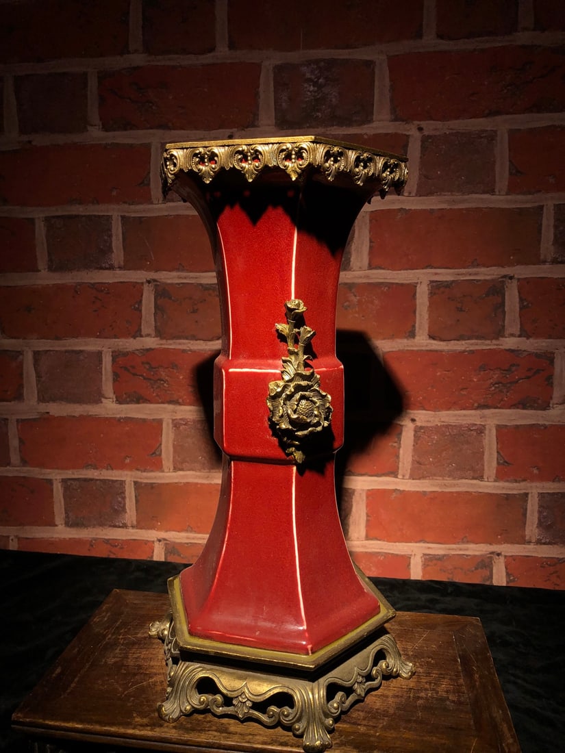 Qing Dynasty, Yongzheng Period, Crimson Glazed Flower Vase: A Qing Dynasty Yongzheng period celadon-glazed vase with bronze inlay, featuring a well-proportioned porcelain body, meticulously handcrafted, with a rich glaze and thick patina, in excellent conditio