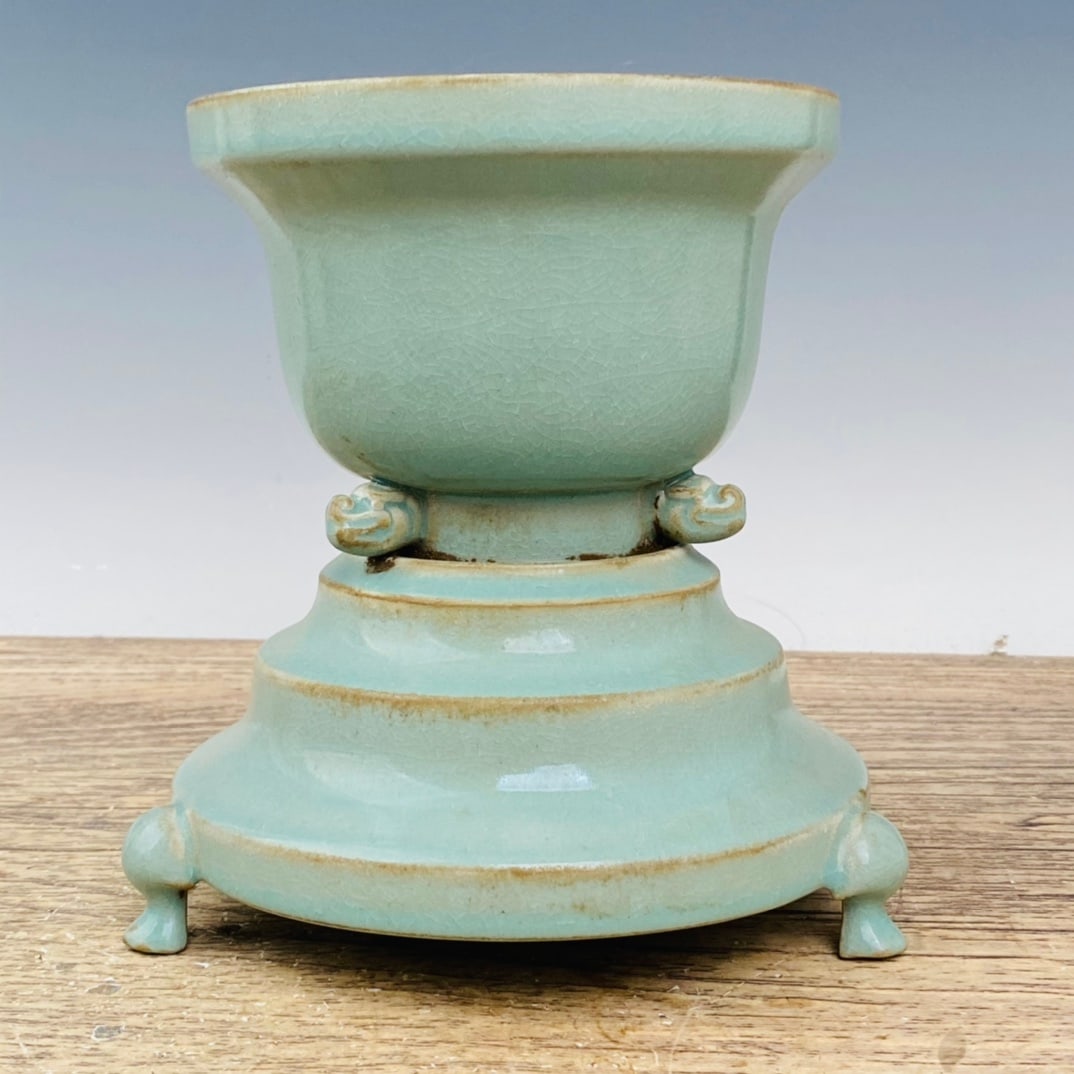 Ru porcelain incense burner: Ru ware incense burner, 19 cm high, 17 cm in diameter Provenance:From an old private collection in Budapest, Hungary. We warmly invite collectors, colleagues, and friends to join us for our auctions a