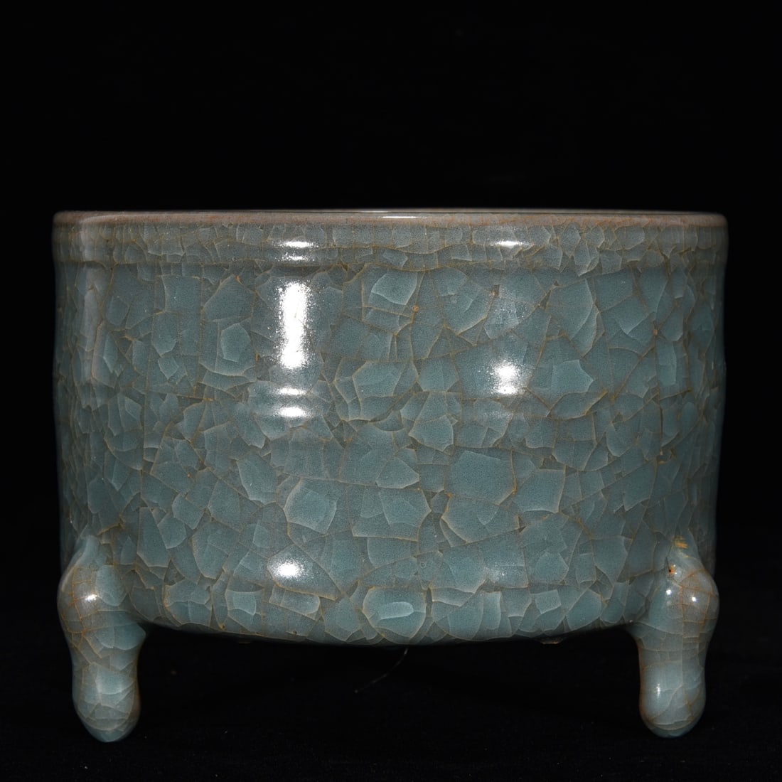 Song Dynasty official kiln crackle-glazed three-legged box. (1 of 9)