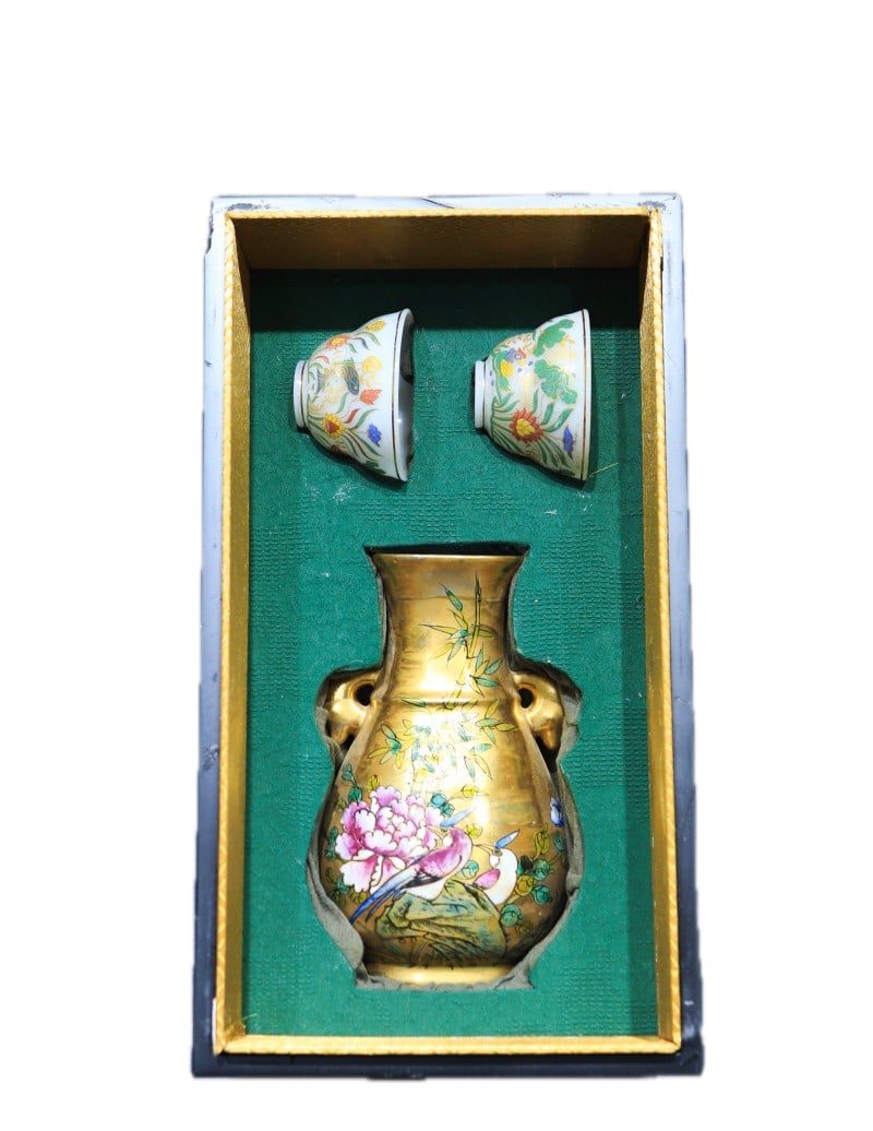 A set of celadon-glazed, gilt-decorated Song Dynasty Emperor Huizong's calligraphy appreciation vase: A set of antique kiln celadon-glazed, gilt-decorated Song Dynasty Emperor Huizong's calligraphy appreciation vase and a pair of heavy-handed cups. The box is 36 cm long, 20 cm wide, and 19 cm high; th