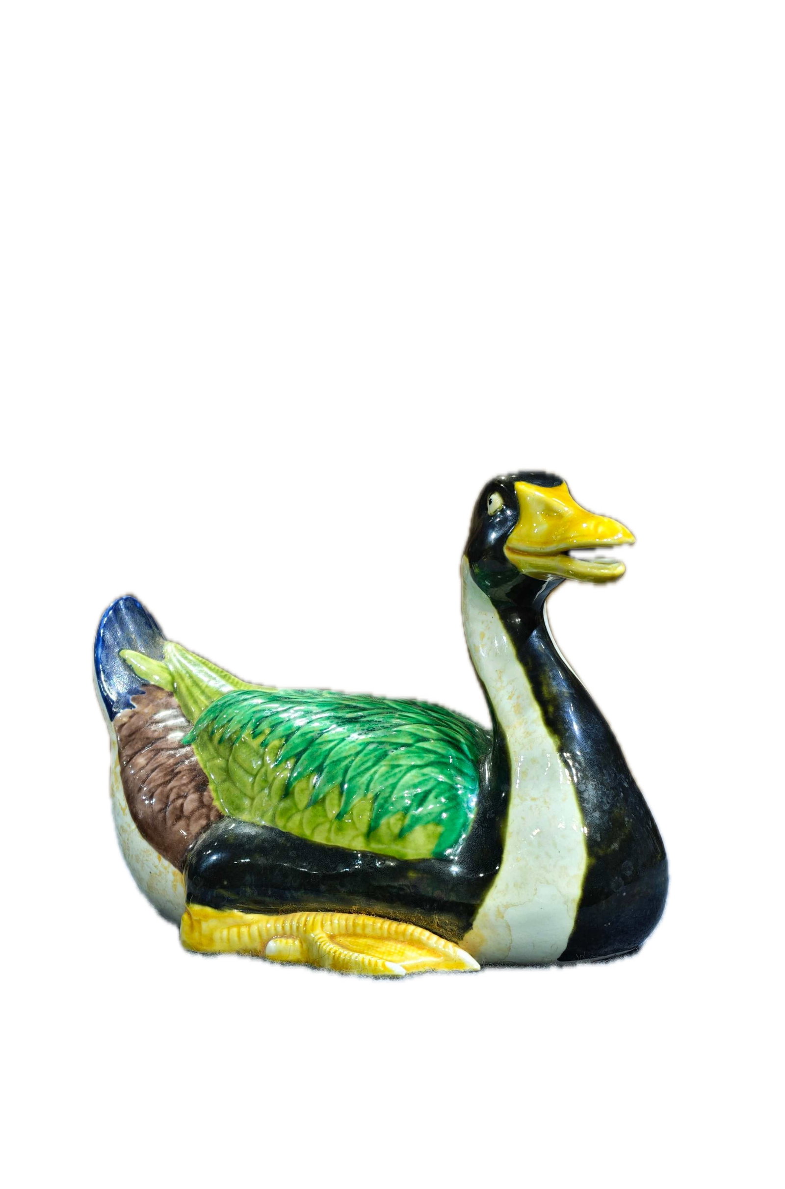 A plain tricolor duck-shaped ornament with the mark "Made in the Chenghua period of the Ming (1 of 10)