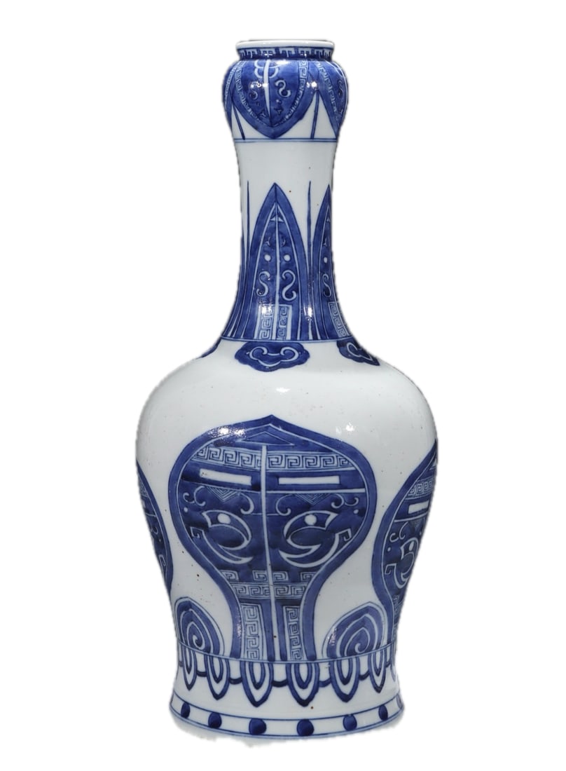 A blue and white garlic-shaped duster with animal mask design, formerly in the collection and: blue and white garlic-shaped vase with animal mask design, bearing the mark "Made in the Kangxi Reign of the Great Qing Dynasty," measuring 14 cm in height and 18 cm in width. Provenance:An old privat