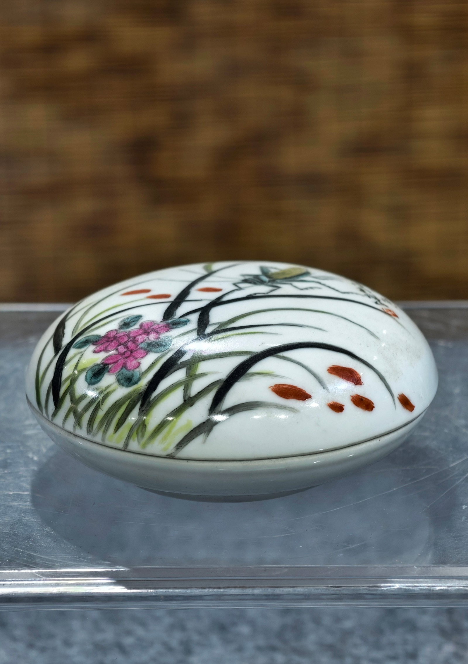 Formerly owned and marked [Mingliang], a hand-painted pastoral rouge box by the renowned master Li: Formerly owned and marked with the inscription "[Mingliang]", a hand-painted pastoral rouge box by the renowned master Li Mingliang, 4.5 cm high and 11 cm wide. Provenance:Private collection from a pr