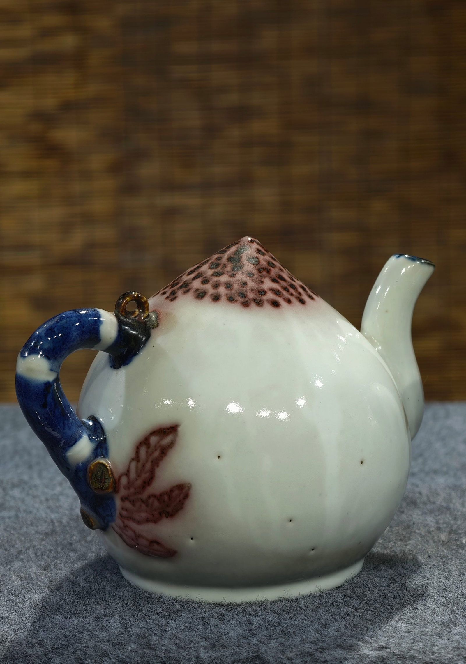 A pair of Ming-style underglaze red peach-shaped backflow teapots: A pair of Ming-style underglaze red peach-shaped ewers, formerly in the collection. Exquisitely shaped, finely crafted, and well-preserved, these are highly collectible. 15 cm high and 19 cm wide. Pro