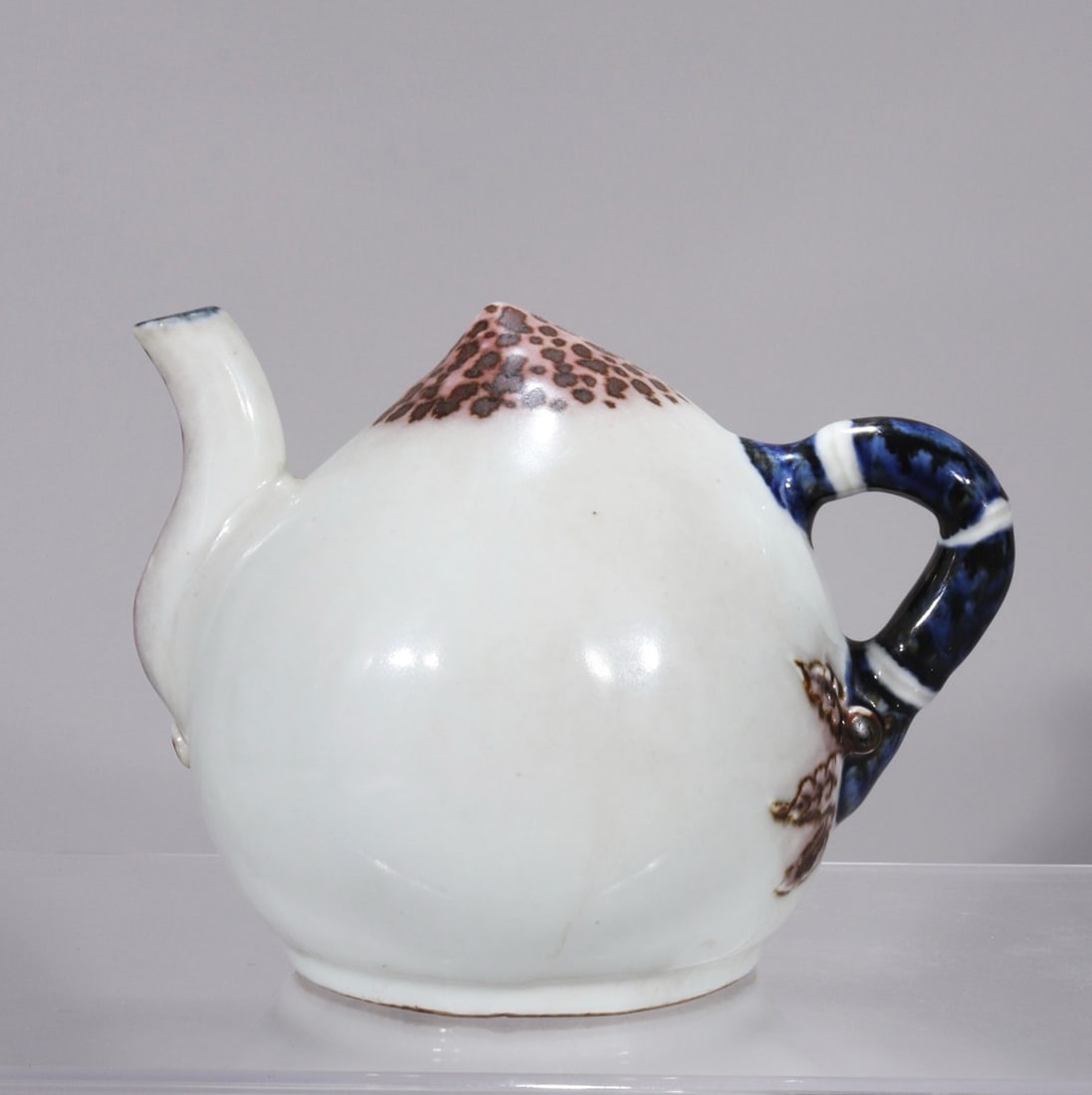 mid-Qing dynasty blue and white underglaze red peach-shaped ewer from the old collection.: A mid-Qing dynasty blue-and-white underglaze red peach-shaped ewer from a collection, 13 cm high and 18 cm wide. Provenance:From a noted private collection in Bavaria, Germany. We warmly invite collec