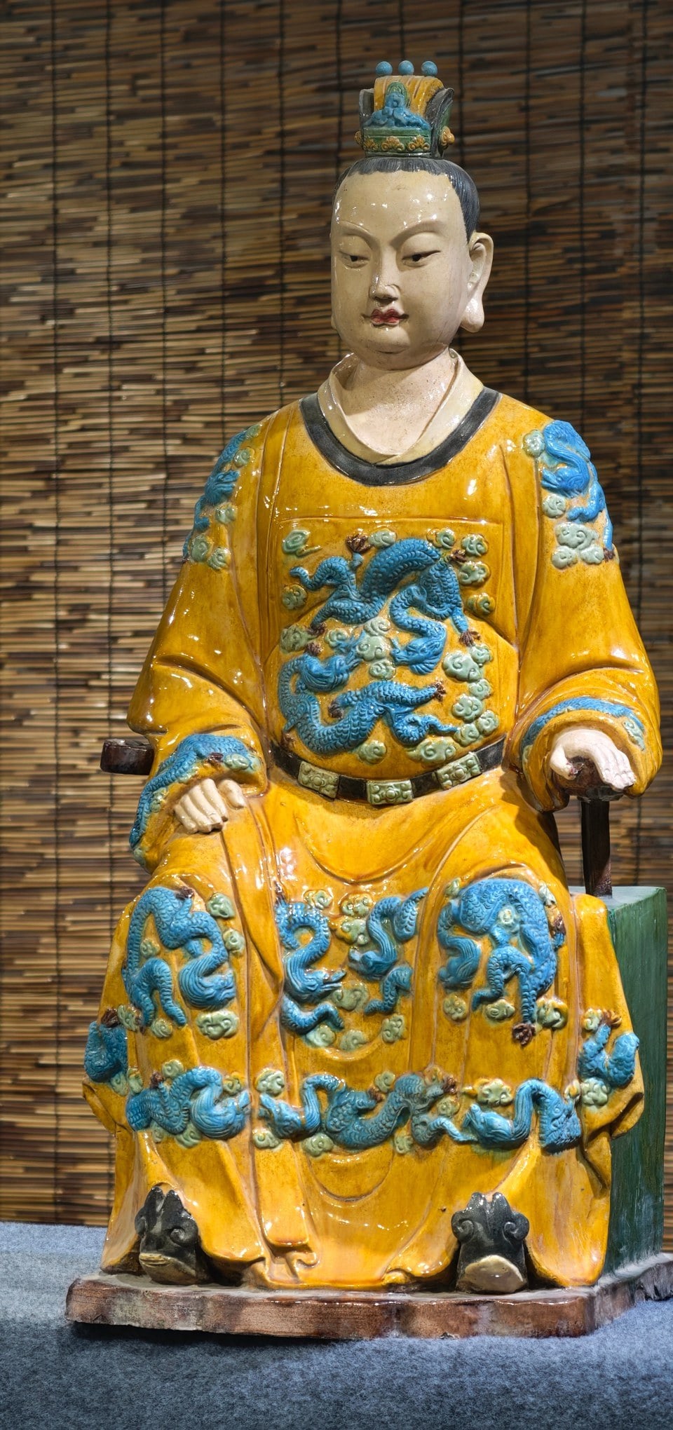 Formerly owned tricolor Zhenwu Emperor statue: Formerly in the collection, this sancai (three-color glazed) Zhenwu Emperor statue employs techniques such as sculpting, relief carving, and porcelain glazing, featuring a carved nine-dragon robe. The