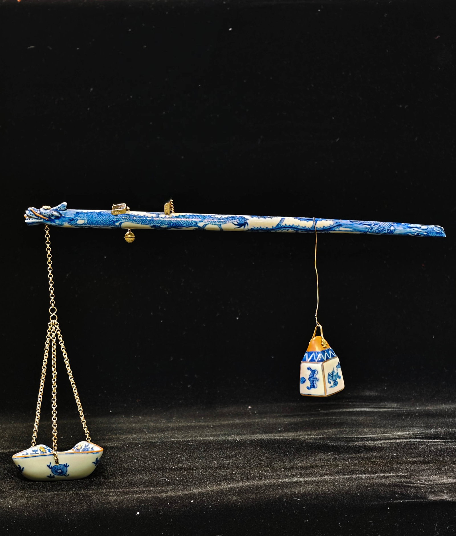 Formerly in the collection, marked "[Supervised by the Prince Ning's Palace in the year of Yichou,: A blue and white porcelain scale with gold decoration, bearing the mark "Made under the supervision of Prince Ning's Palace in the year of Yichou during the reign of Emperor Yongzheng of the Great Qin