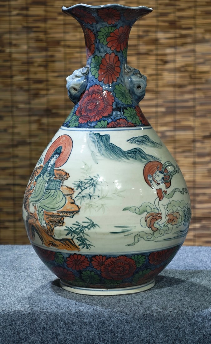 A red and green enamel vase with a story depicting figures, formerly in the collection and marked: A red and green enamel vase with a story depicting figures, formerly in the collection and marked "Made in May of the twelfth year of the Zhenguan era of the Tang Dynasty". Height 44 cm, width 25 cm. 