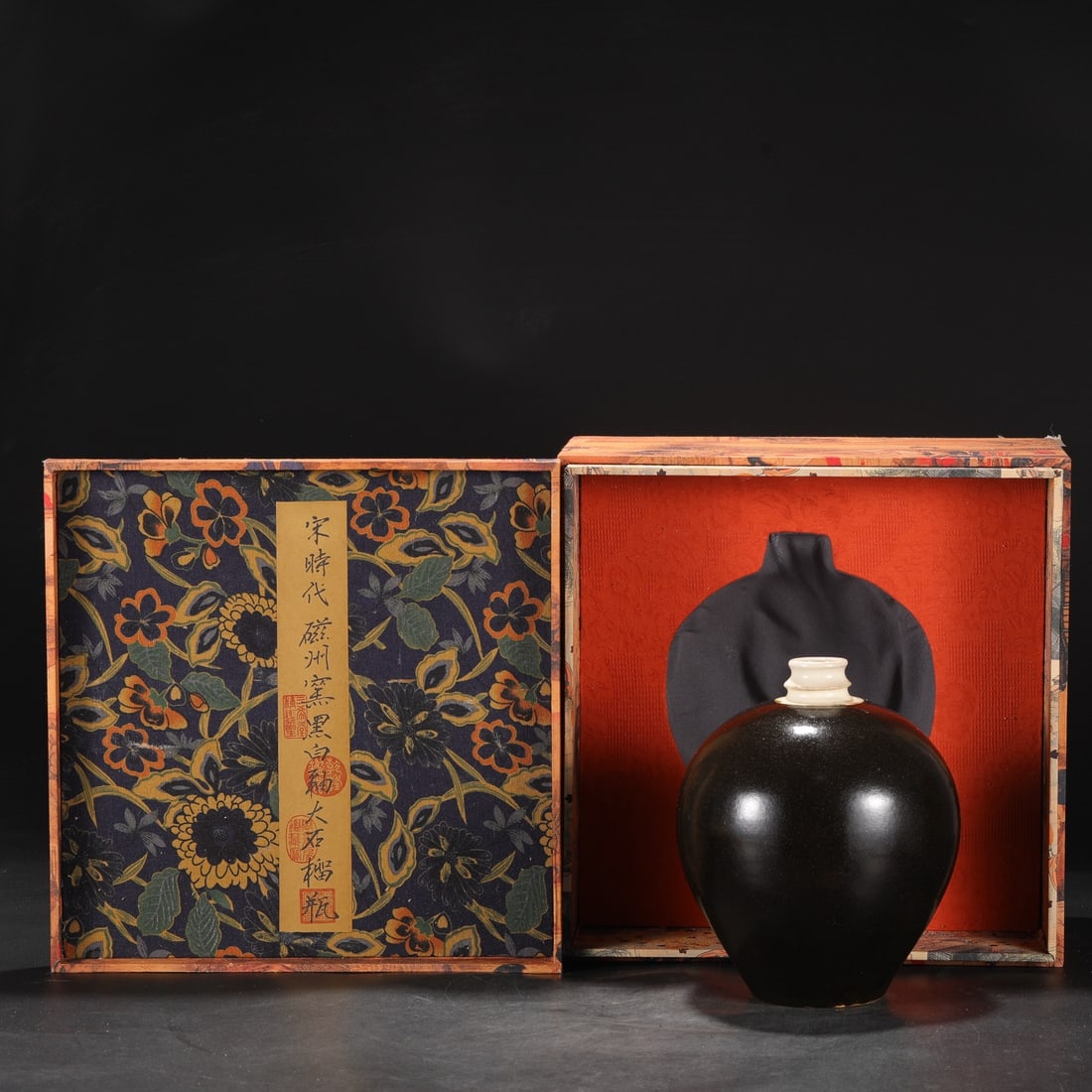 Formerly in the collection of a large pomegranate-shaped black and white glazed Cizhou ware vase: A large pomegranate-shaped vase with black and white glaze from the Cizhou ware of the Northern Song Dynasty, formerly in the collection, used by the imperial court. Dimensions: Height 22.5 cm, Mouth 