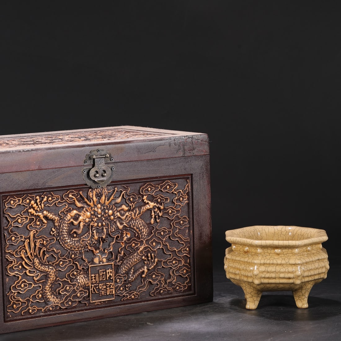 A large Ge ware incense burner with a beige glaze, dating from the Northern Song Dynasty, used as a (1 of 9)