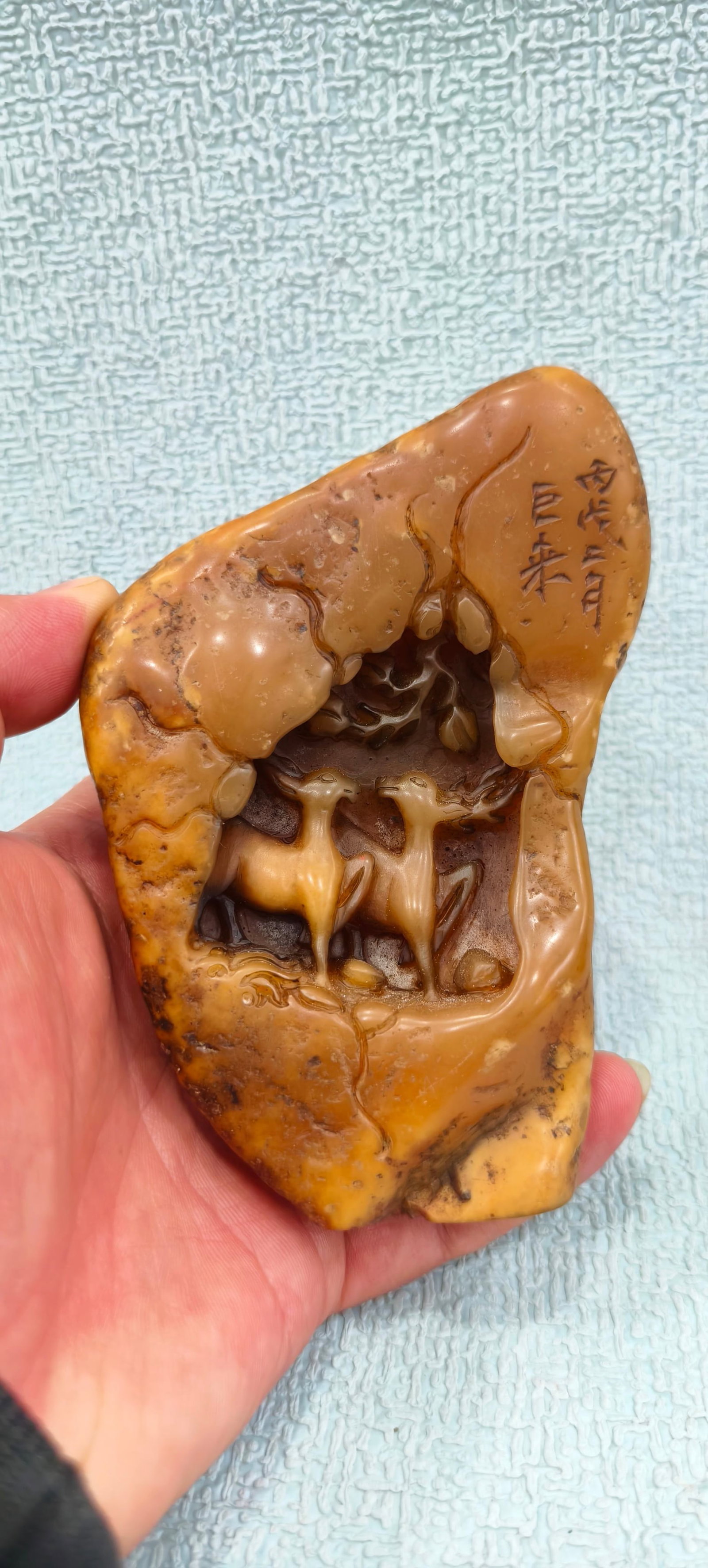 Shoushan stone Tianhuang (relief) irregularly shaped seal: This Shoushan Tianhuang stone (relief) seal is carved from the original stone, featuring exquisite carving with deep, intricate cuts. The stone is hard and lustrous, with a smooth, rounded feel. Net w