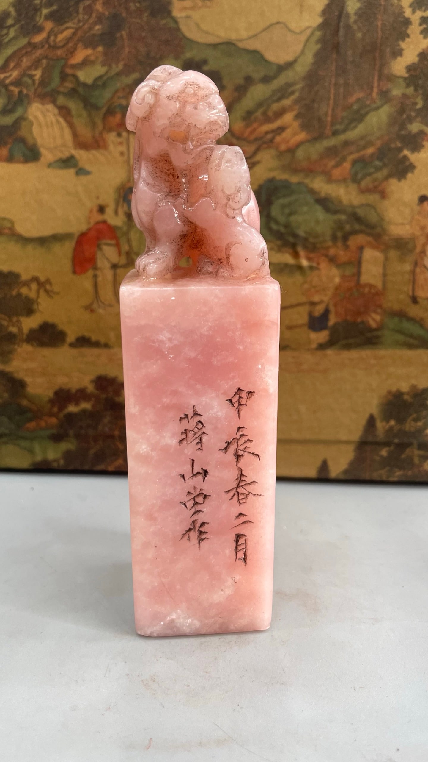 Natural Shoushan stone "Daughter Red" (Mother and Child Pixiu) Seal: This natural Shoushan stone "Daughter Red" (Mother and Child Pixiu) seal is carved from the original stone. The carving is exquisite, with deep and intricate cuts. The stone is hard and lustrous, with