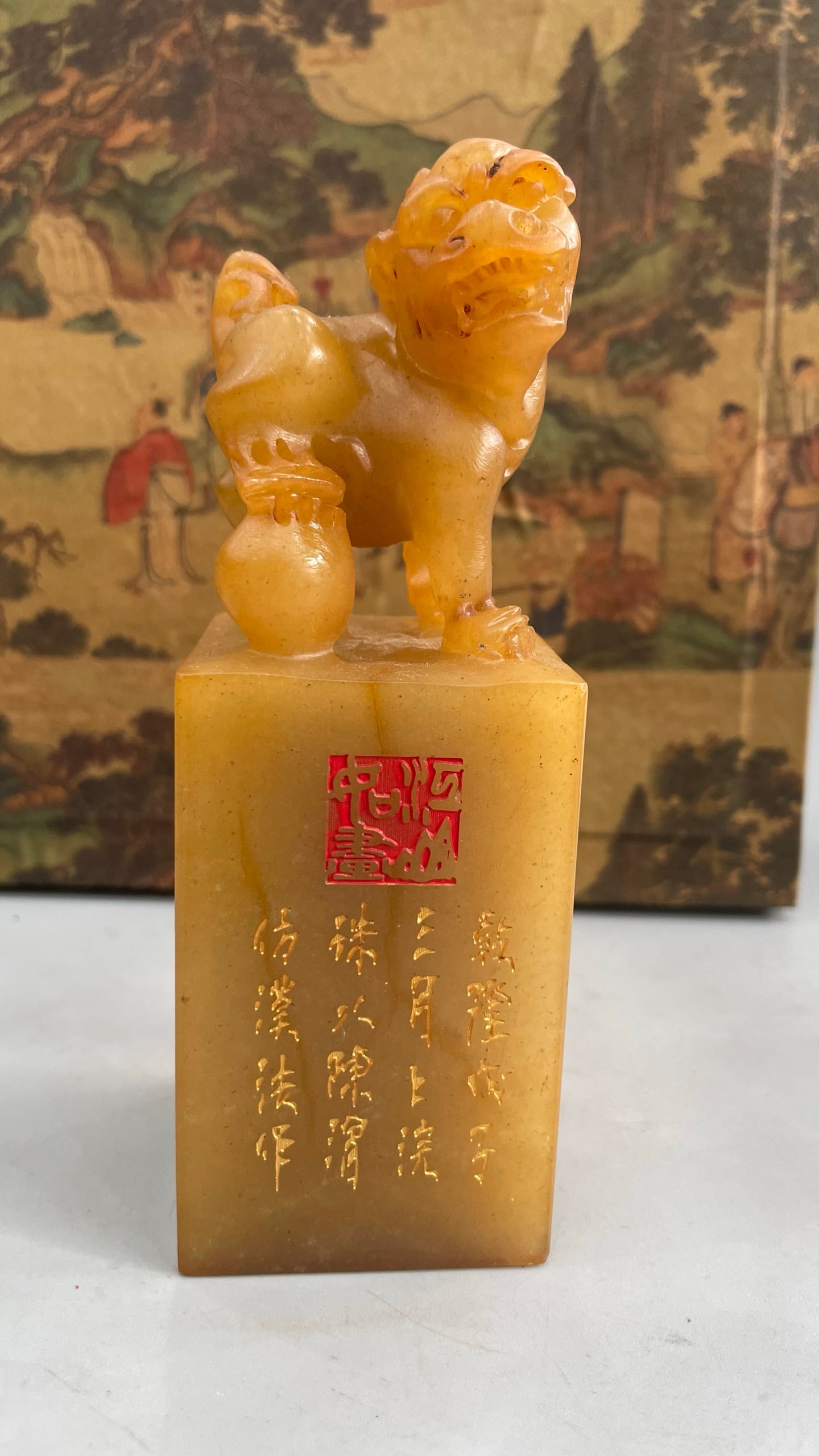 Shoushan stone frozen stone (Pixiu) irregular shape seal: This Shoushan stone (Pixiu) seal is carved from the original stone. The carving is exquisite, with deep and intricate cuts. The stone is hard and lustrous, with a smooth feel. Net weight: 603g. Dimens
