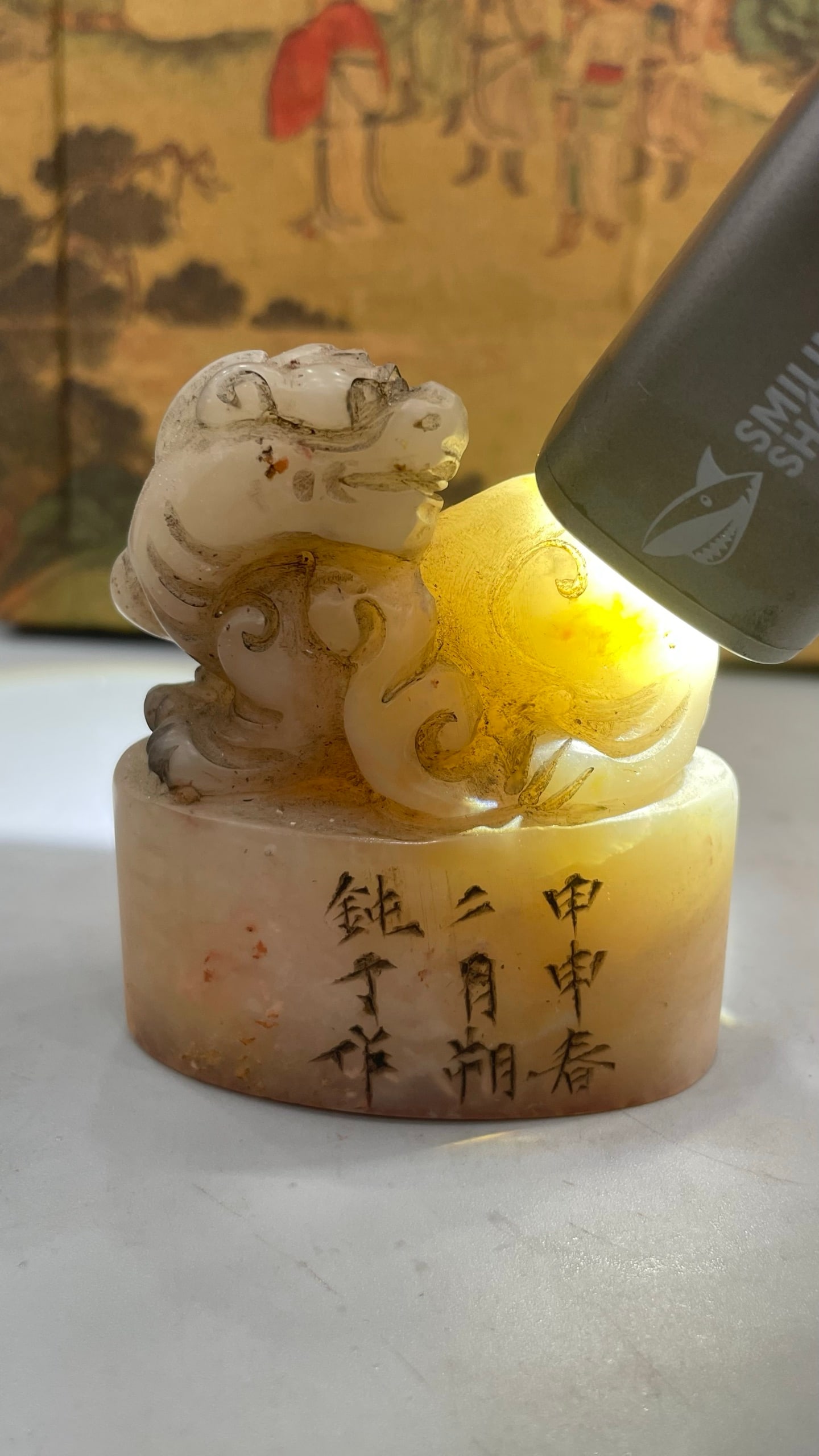 Shoushan stone (Pixiu) freeform seal: This Shoushan stone (Pixiu) seal is carved from the original stone. The carving is exquisite, with deep, incisive strokes. The stone is hard and lustrous, with a smooth feel. Net weight: 178.2g. Dimen