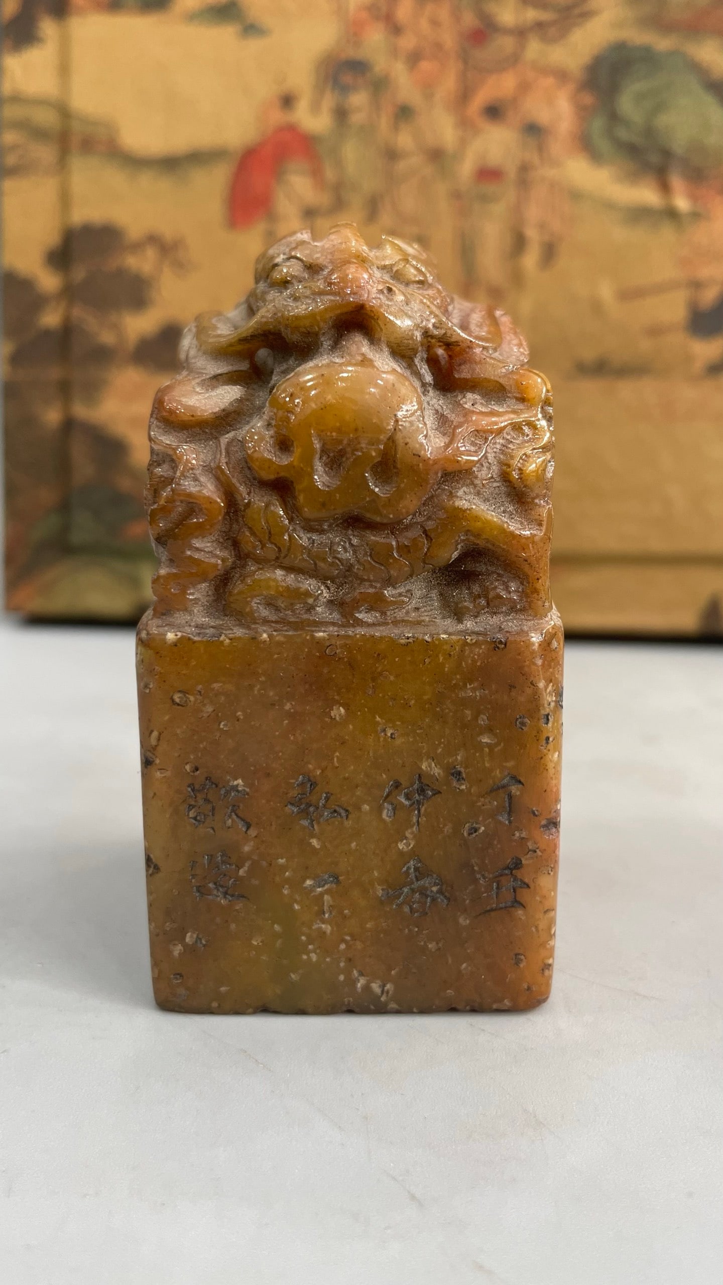 Shoushan red stone (dragon) seal: This Shoushan red stone (dragon) seal is carved from the original stone. The carving is exquisite, with deep, intricate cuts. The stone is hard and lustrous, with a smooth, rounded feel. Net weight: 3