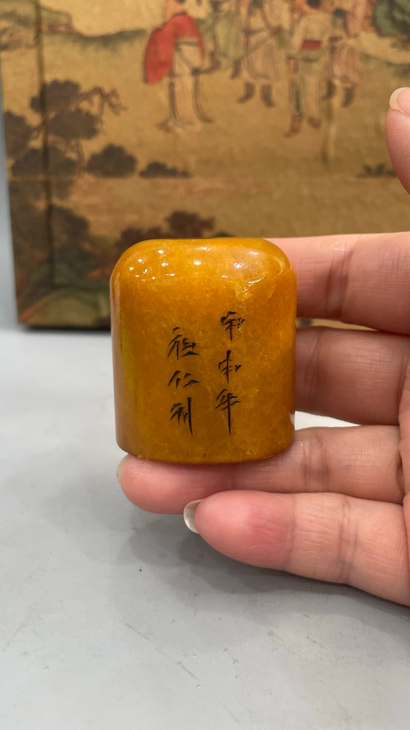 Shoushan stone Tianhuang (plain seal): This Shoushan Tianhuang (plain seal) seal is carved from the original stone. The carving is exquisite, with deep, incisive strokes. The stone is hard and lustrous with clear veins. It has a smooth fee