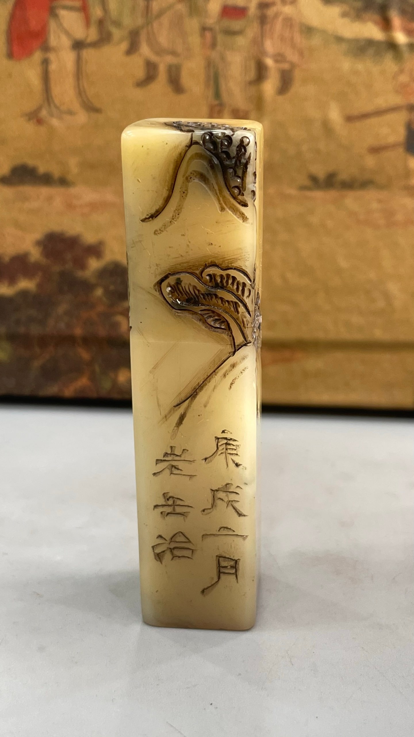 Shoushan stone hibiscus stone (thin relief) seal: This Shoushan stone hibiscus stone (thin relief) seal is carved from the original stone. The carving is exquisite, with deep, intricate cuts. The stone is hard and lustrous, with clear veining. It has