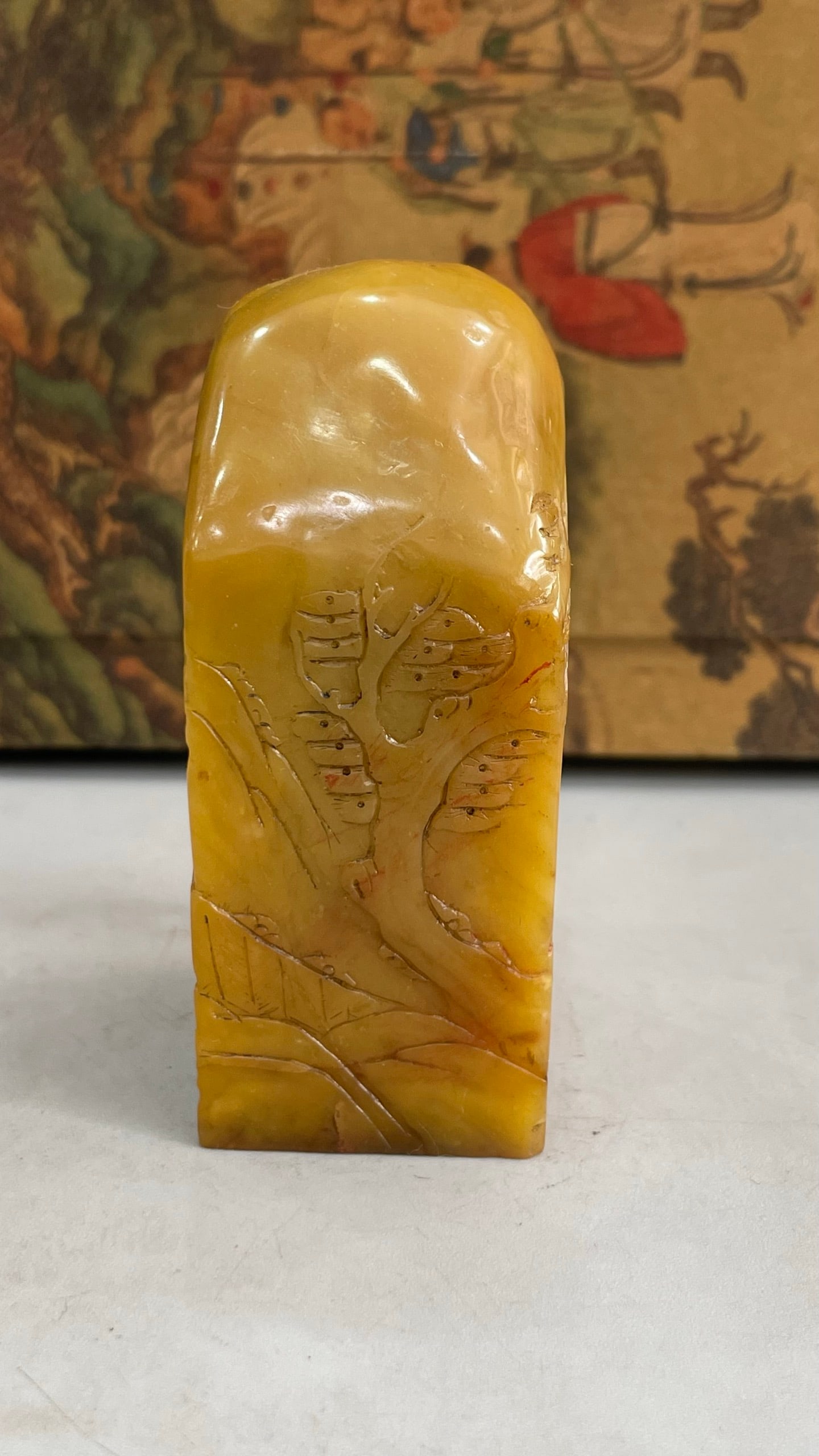 Shoushan stone Tianhuang (thin relief) seal: This Shoushan stone Tianhuang (thin relief) seal is carved from the original stone. The carving is exquisite, with deep, incisive cuts. The stone is hard, oily, and smooth to the touch. Net weight: 18