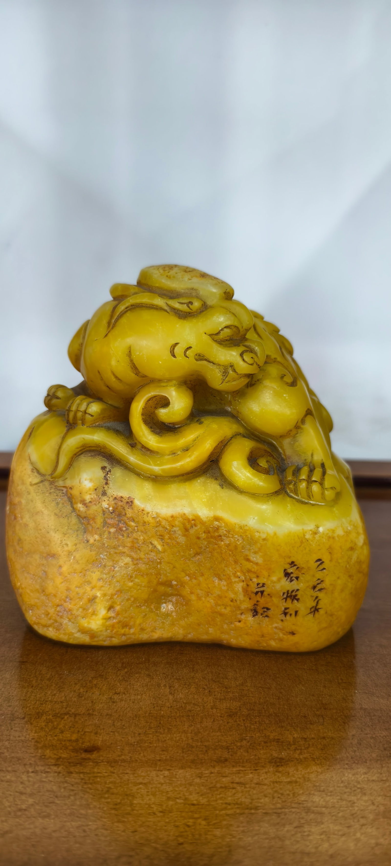 Shoushan stone Tianhuang (ancient beast) freeform seal: This Shoushan Tianhuang (ancient beast) seal is carved from the original stone, featuring exquisite craftsmanship, deep cuts, a hard and lustrous texture, and clear radish-like veins. It has a smooth 