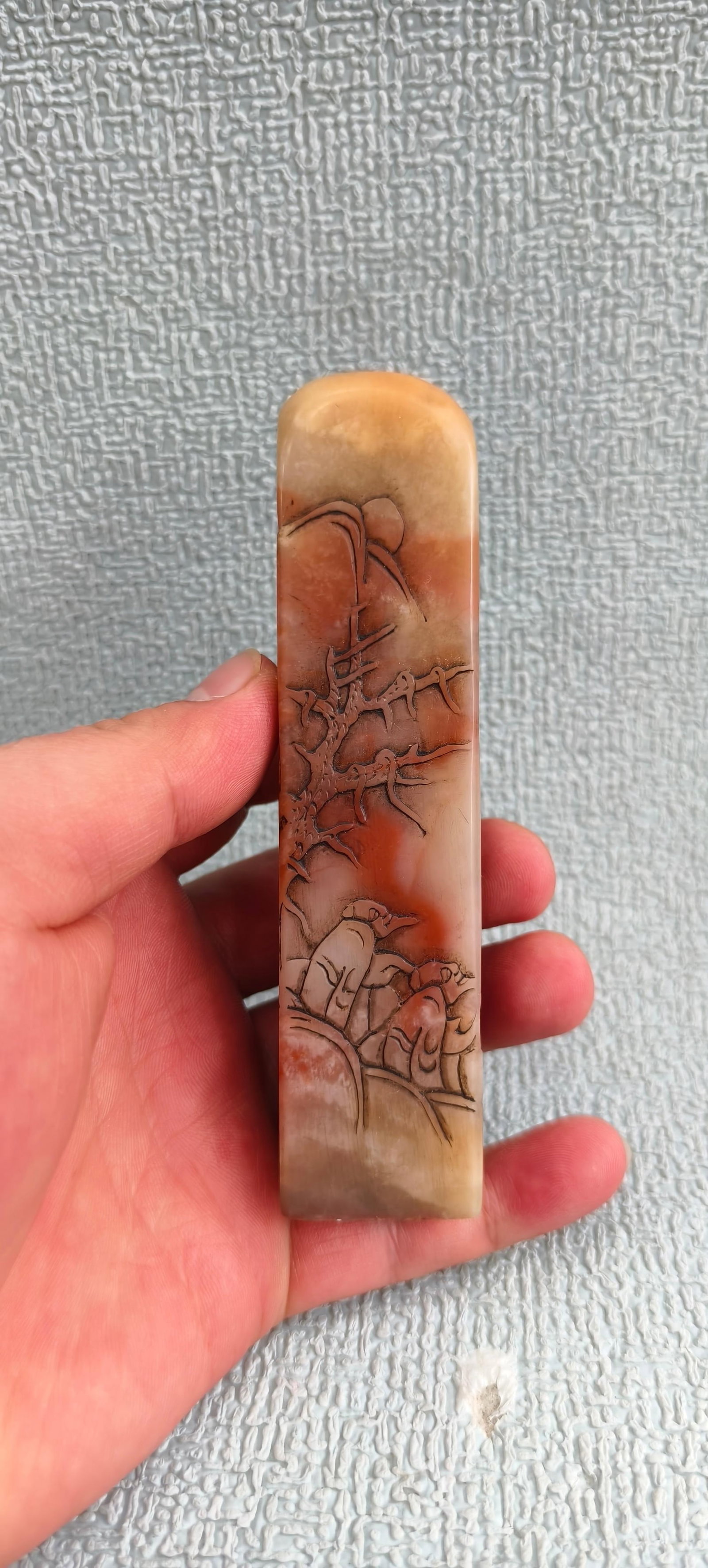 Shoushan stone (bas-relief) seal: This Shoushan stone (thin relief) seal is carved from the original stone. The carving is exquisite, with deep, intricate cuts. The stone is hard and lustrous, with a smooth, rounded feel. Net weight: 