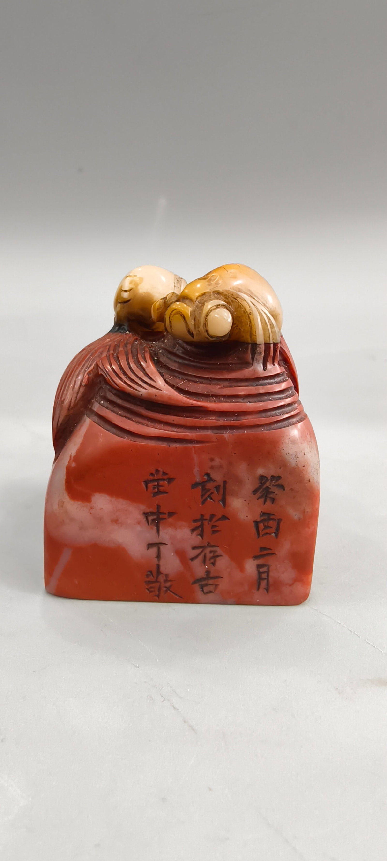 Shoushan stone (goldfish) seal: This Shoushan stone (goldfish) seal is carved from the original stone. The carving is exquisite, with deep, incisive cuts. The stone is hard and lustrous, with a smooth, rounded feel. Net weight: 300g