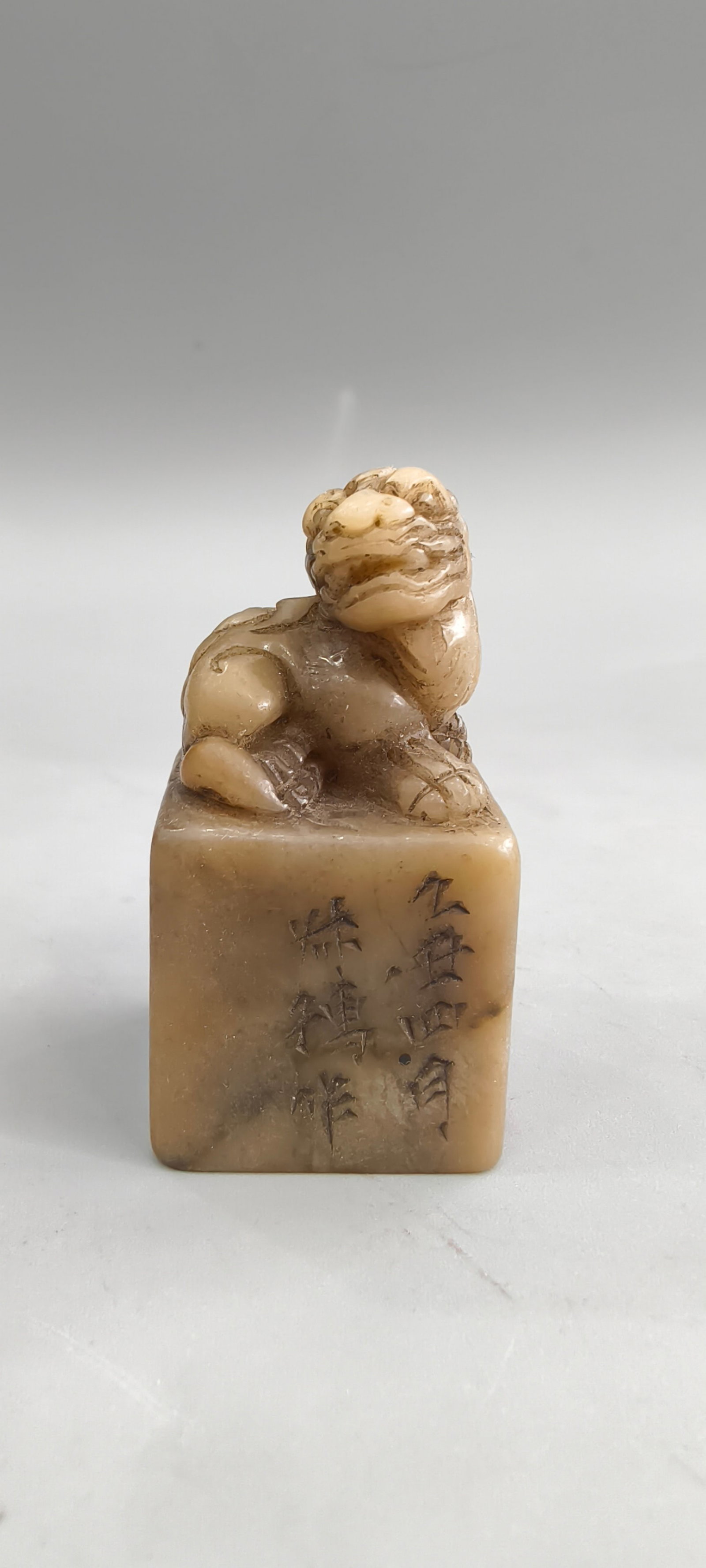 Shoushan stone (Pixiu) seal: This Shoushan stone (Pixiu) seal is carved from the original stone. The carving is exquisite, with deep, incisive cuts. The stone is hard and lustrous, with a smooth, rounded feel. Net weight: 90g. Di