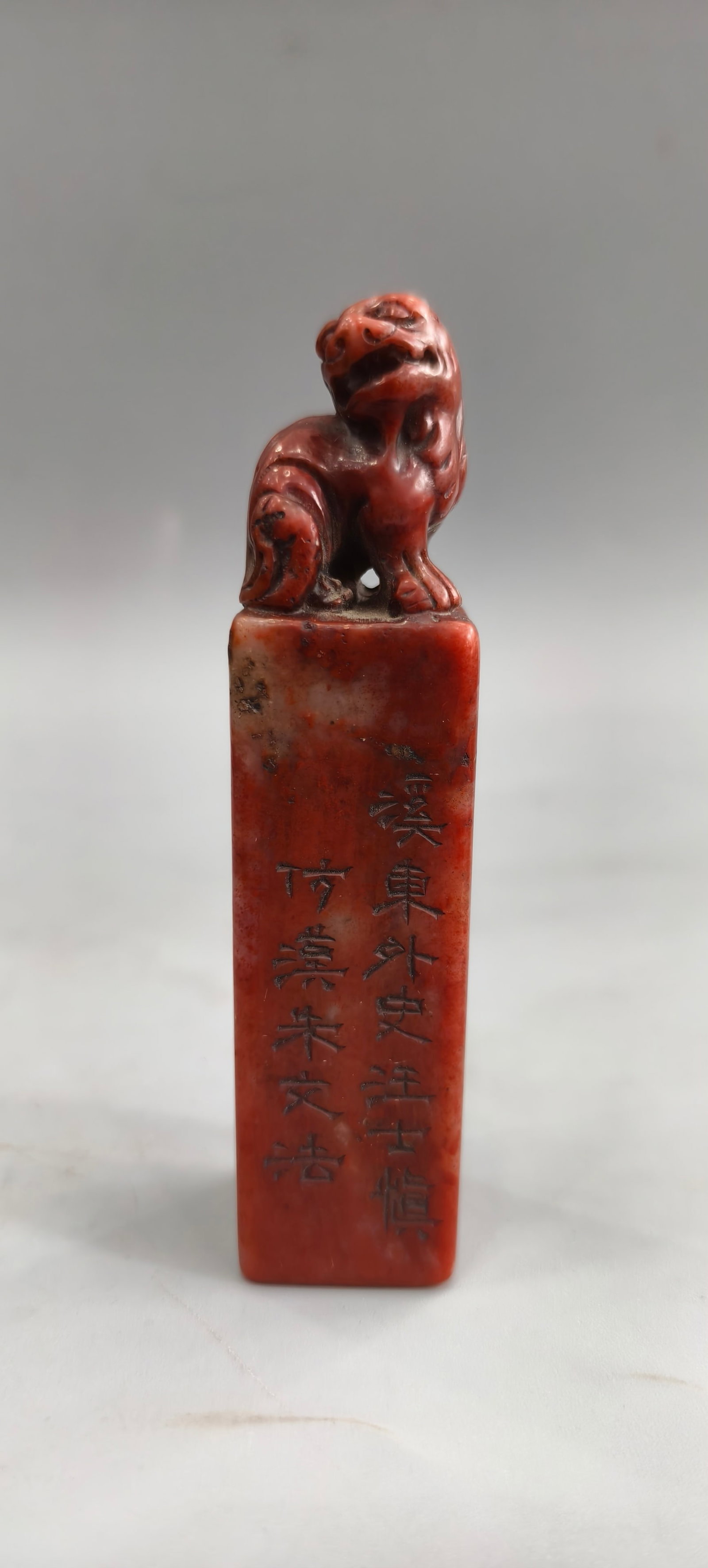 Shoushan stone (Pixiu) seal: This Shoushan stone (Pixiu) seal is carved from the original stone. The carving is exquisite, with deep, incisive cuts. The stone is hard and lustrous, with a smooth feel. Net weight: 132g. Dimensions