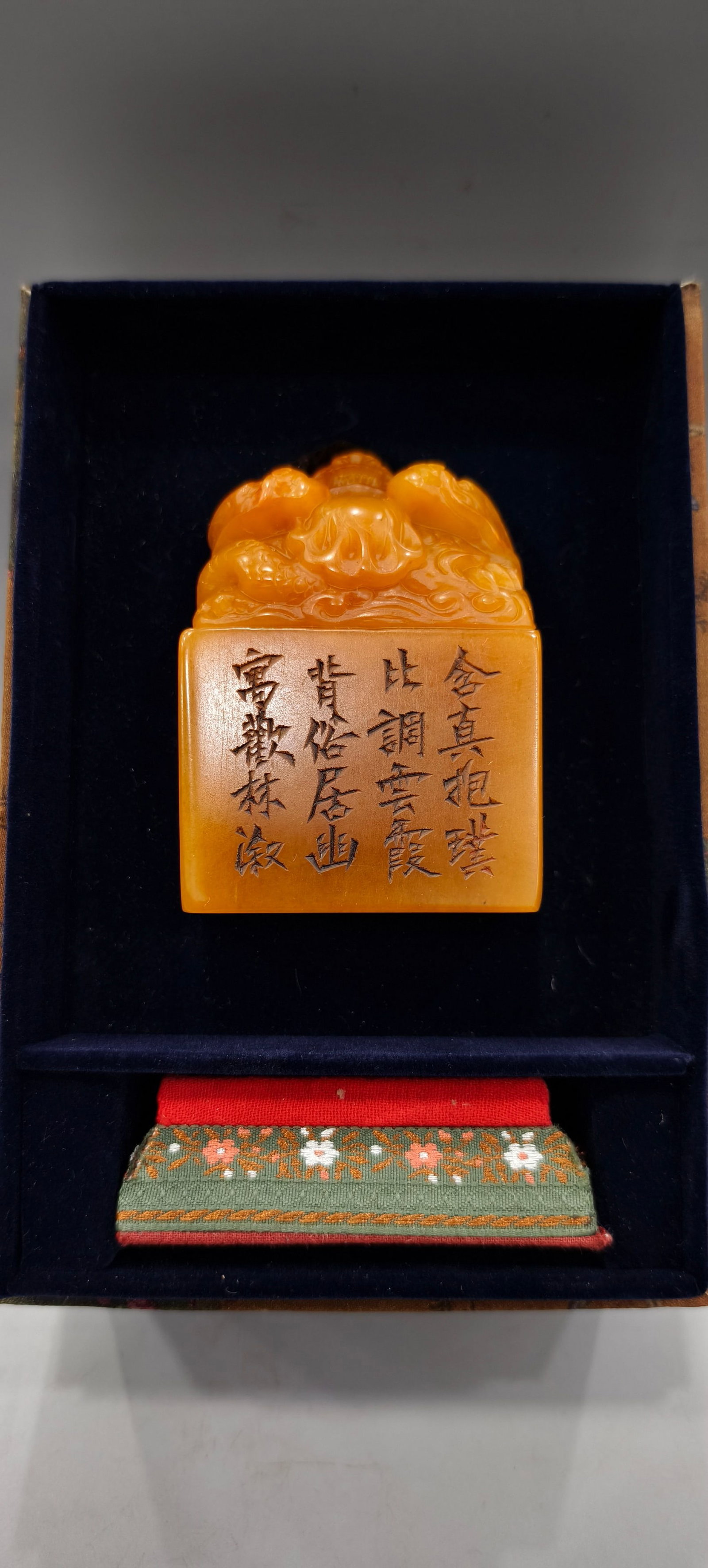 Shoushan stone Tianhuang (Three Dragons Playing with a Pearl) Seal: This Shoushan Tianhuang stone seal (three dragons playing with a pearl) is carved from the original stone. The carving is exquisite, with deep, incisive strokes. The stone is hard and lustrous, with a