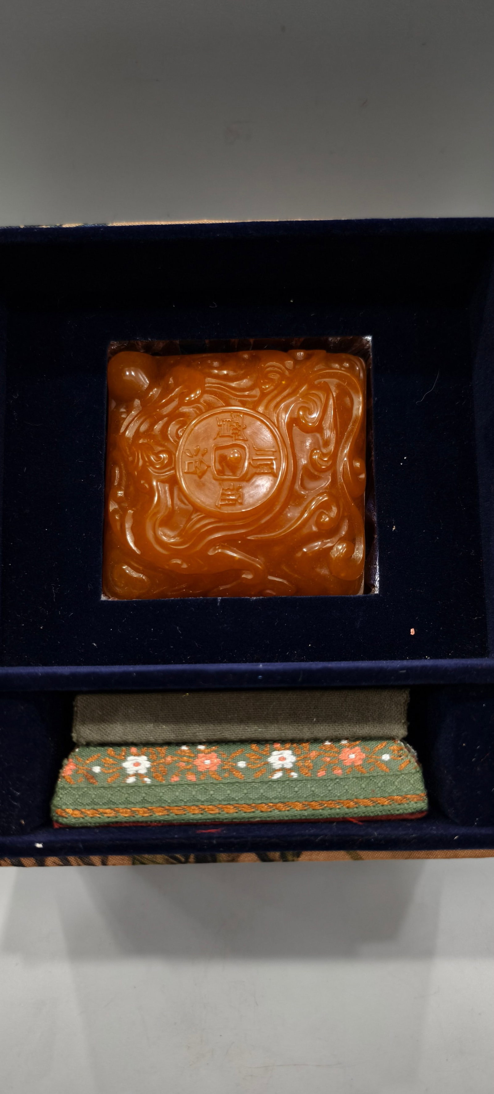 Shoushan stone Tianhuang (dragon Shunzhi Tongbao) seal: This Shoushan stone Tianhuang (dragon-shaped Shunzhi Tongbao coin) seal is carved from the original stone. The carving is exquisite, with deep, intricate cuts. The stone is hard and lustrous, with a s
