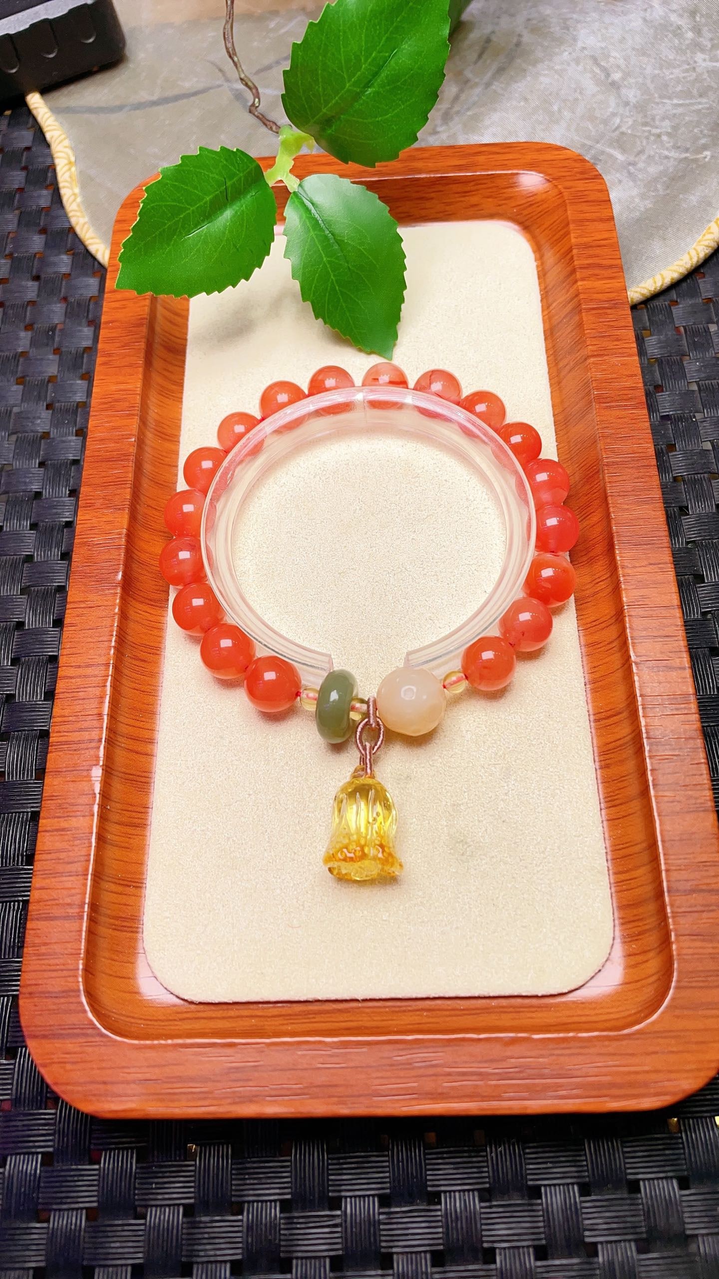 Original handmade custom natural red agate bracelet: This original, handcrafted natural red agate bracelet boasts a lustrous, oily sheen. Measuring 9.2mm, it features natural Hetian jade beads, Burmese yellow agate beads with a geometric pattern, and a 