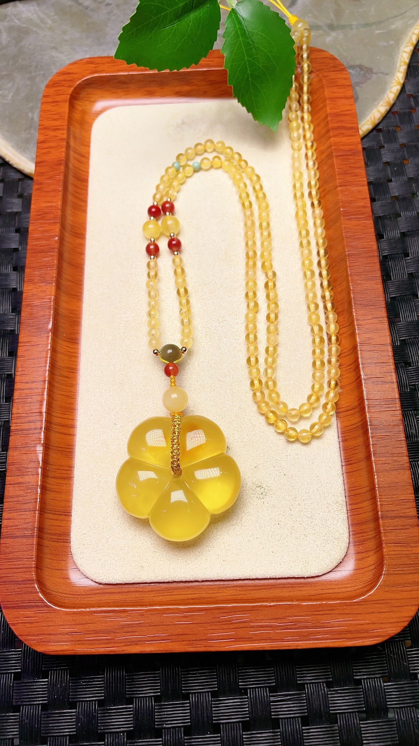 Original handmade custom natural amber flower pendant: This original, handcrafted natural amber flower pendant boasts a lustrous, oily sheen. It measures 30.4 x 12.3 mm and comes with a natural gemstone chain. Total weight: 13.2g. Simple, elegant, and ver