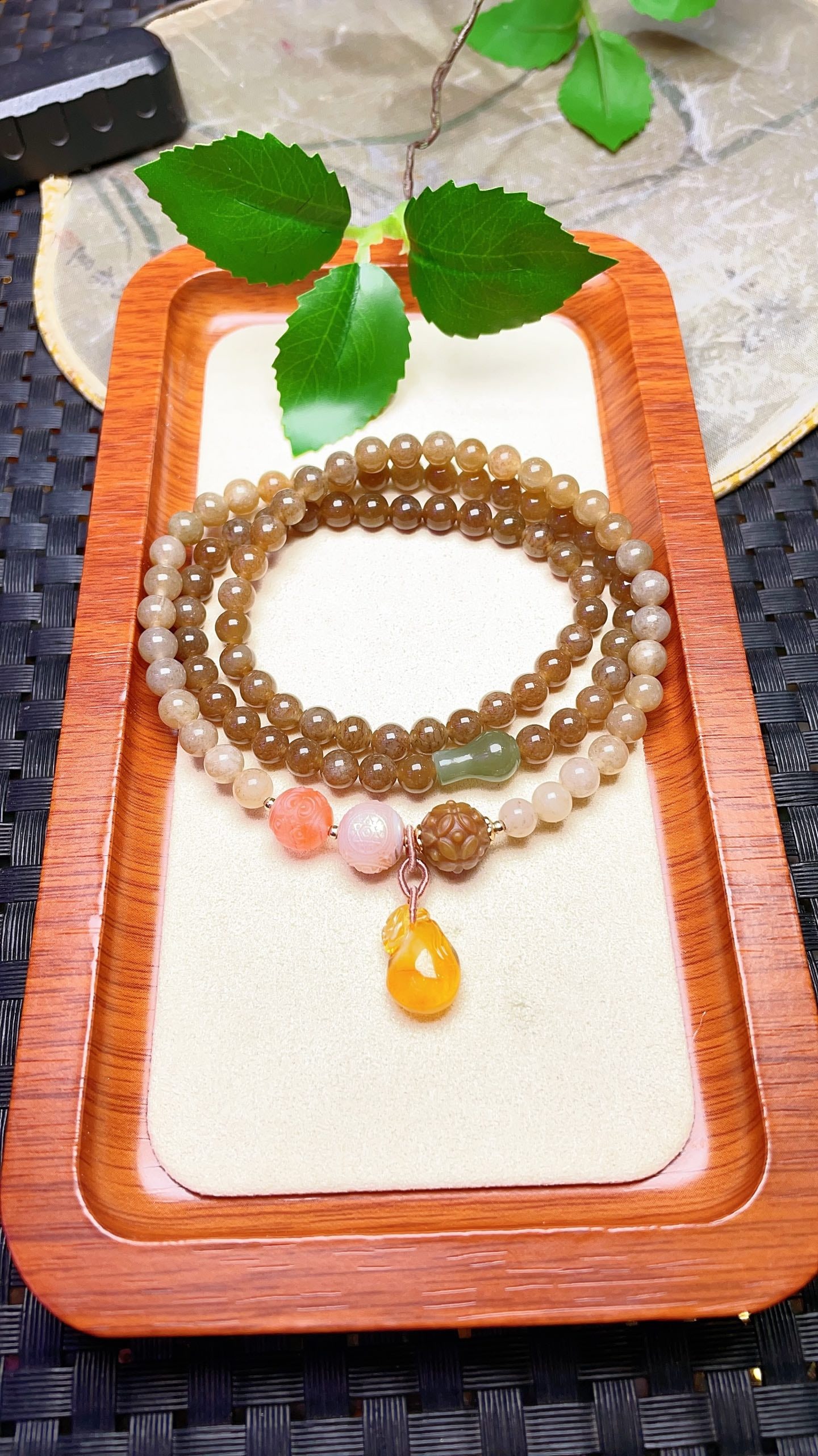 Original handmade custom natural Hetian jade sugar material three-strand bracelet: Original handmade custom-made natural Hetian jade sugar material three-strand bracelet with a lustrous color, size: 5.9mm, paired with a natural Hetian jade vase, Yanyuan agate meander pattern beads, 