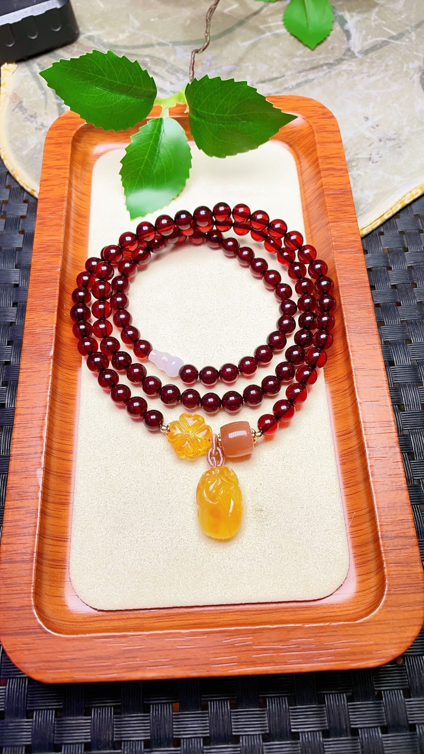Original handmade custom natural blood amber three-strand bracelet: Original handmade custom natural blood amber three-strand bracelet with a lustrous color, size: 6mm, paired with a natural grade A jadeite gourd, agate barrel beads, amber four-leaf clover, and a natu