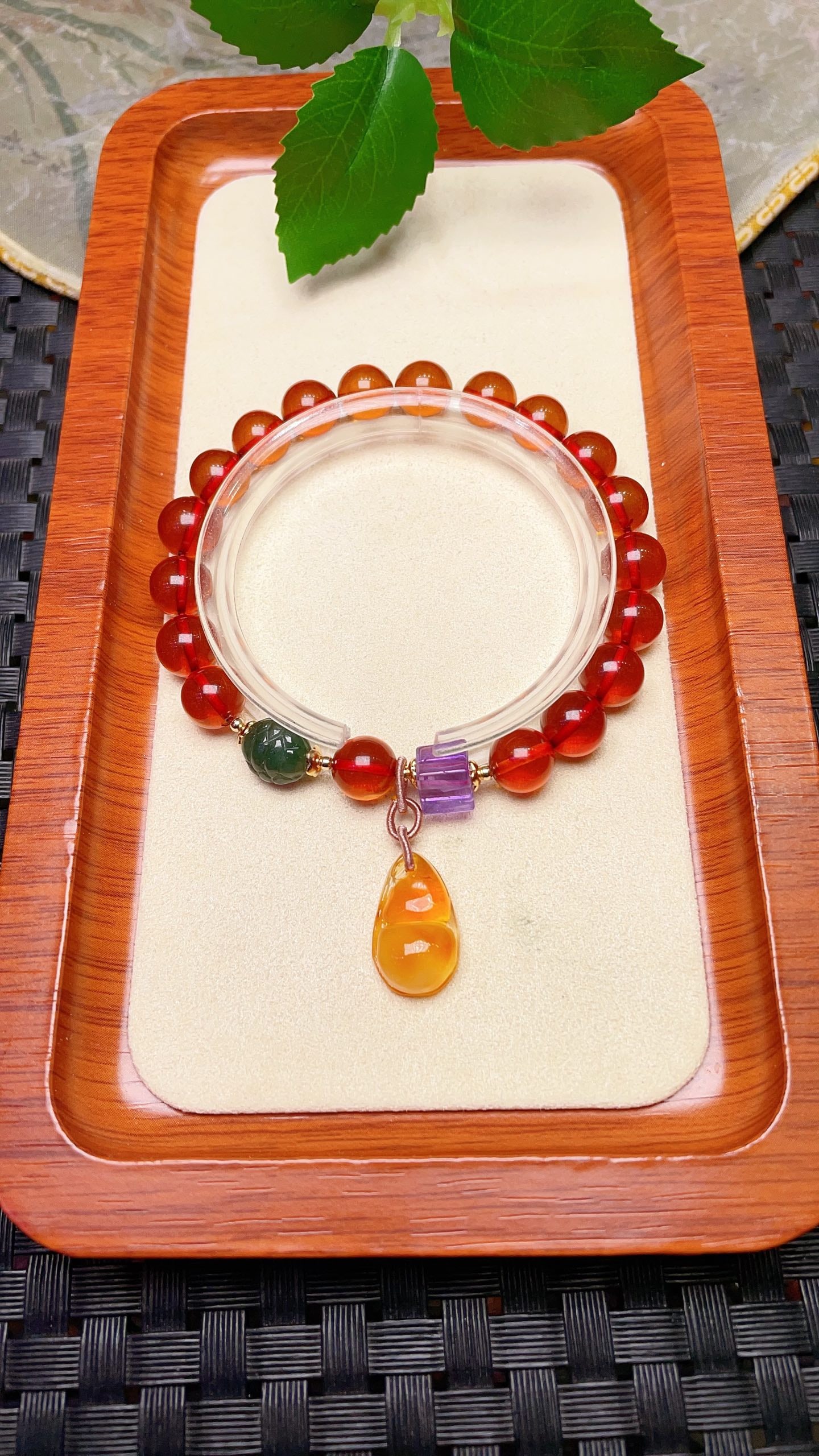 Original handmade custom natural blood amber bracelet: Original handmade custom natural blood amber bracelet with a lustrous color, size: 8.5mm, paired with natural grade A jadeite, amethyst cube, and natural amber gourd, fashionable and versatile. Proven