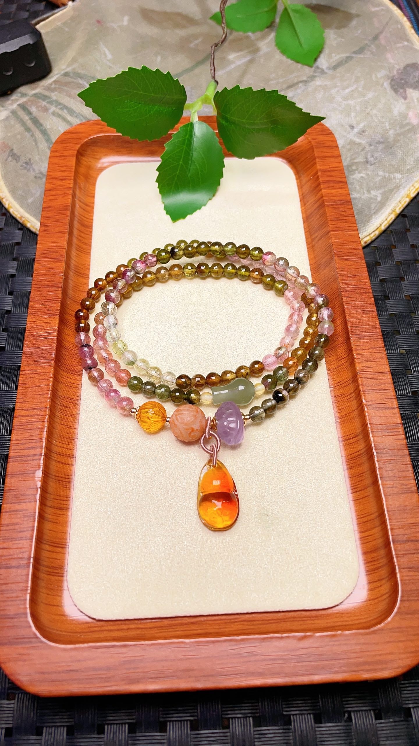 Original handmade custom natural tourmaline three-strand bracelet: Original handmade custom-made natural tourmaline three-strand bracelet with a lustrous color, size: 4.5mm, paired with a natural Hetian jade vase, amethyst nail polish, grade A jadeite with a meander 