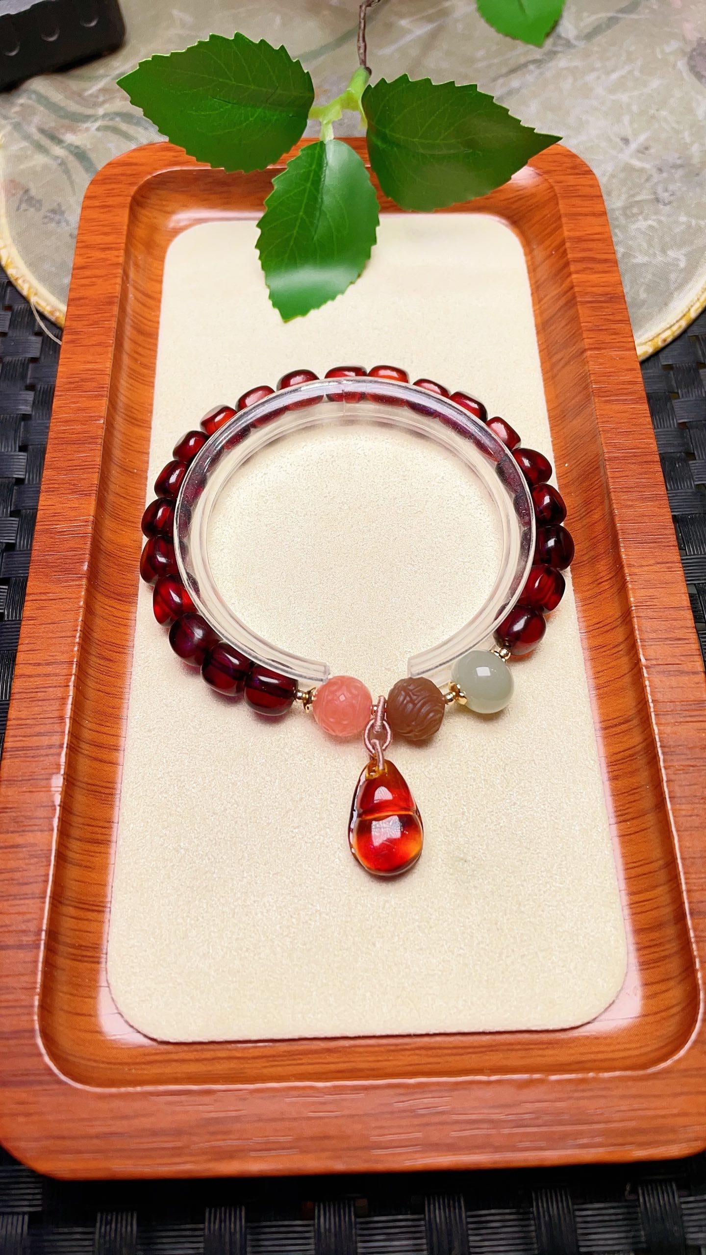 Original handmade custom natural blood amber freeform bracelet: Original handmade custom-made natural blood amber bracelet with a lustrous color, 7mm in diameter, paired with natural Hetian jade beads, Yanyuan agate lotus beads, and a natural amber gourd. Stylish 
