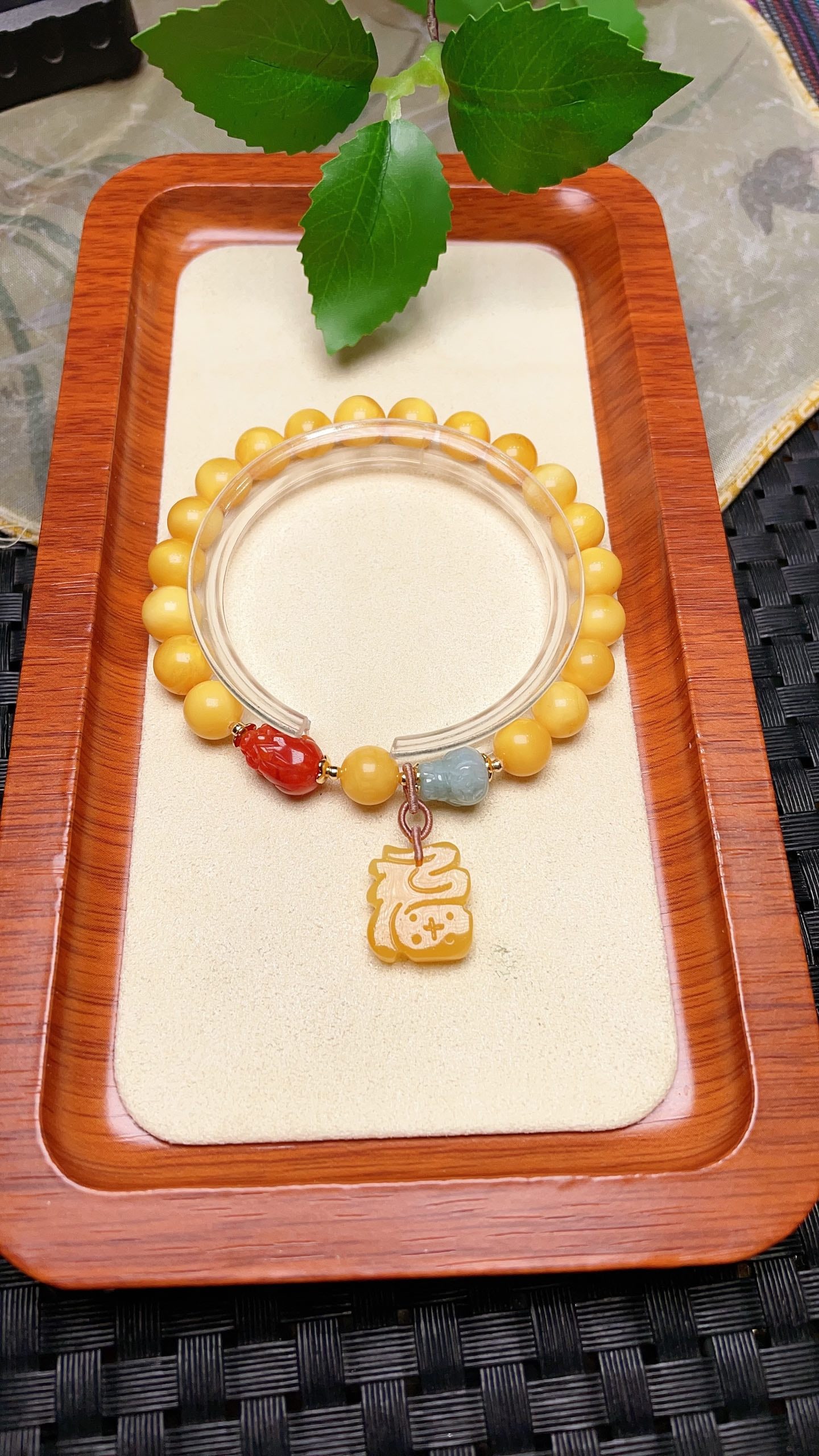 Original handmade custom natural amber bracelet: Original handmade natural amber bracelet with a lustrous, oily sheen; size: 8.3mm; paired with a natural red agate Pixiu, a grade A jadeite money pouch, and a natural amber charm; fashionable and vers