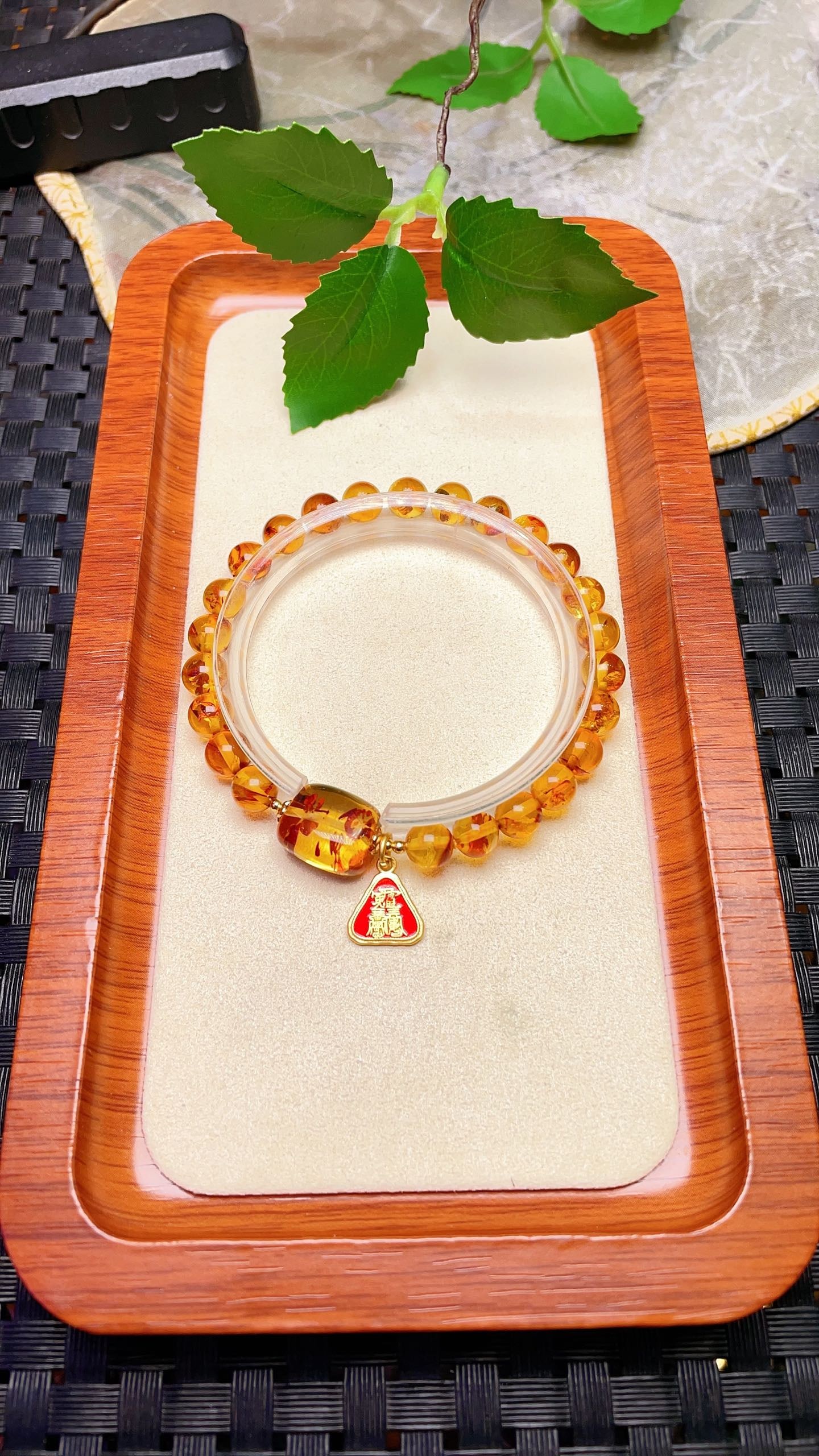 Original handmade custom natural amber bracelet: Original handmade custom natural amber bracelet with a lustrous color, 6.9mm in diameter, featuring natural amber barrel beads, stylish and versatile. Provenance:From a private collection in Sussex, U