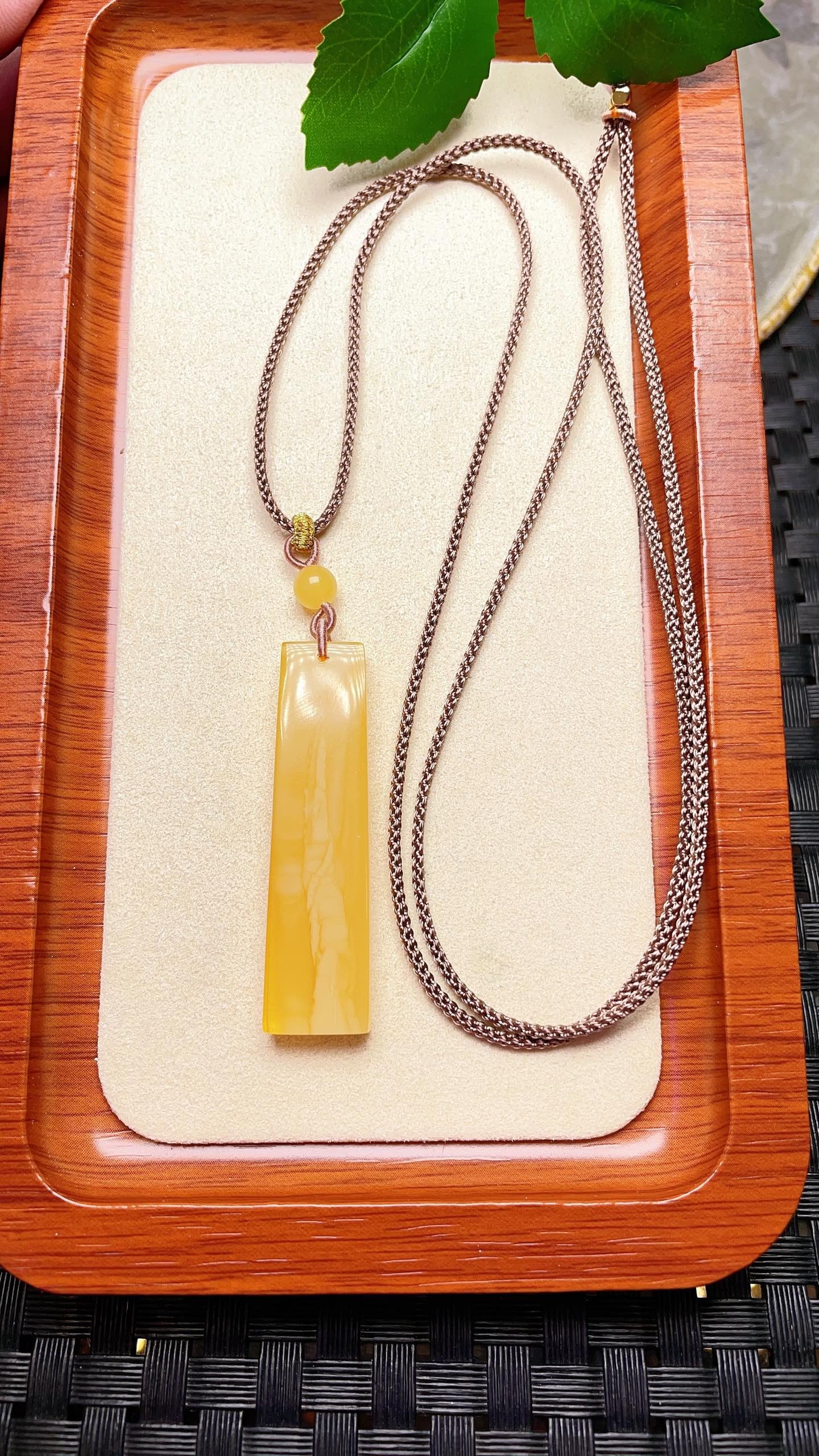 Original handmade custom natural amber square pendant: Original handmade custom-made natural amber square pendant with a lustrous color, dimensions: 48.7X13X5.4mm, comes with a fine cord, total weight: 4.6g, simple and elegant, fashionable and versatile. 